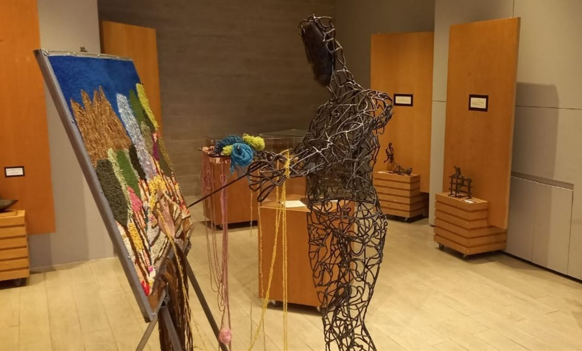 Para desenvolver seu trabalho, o artista usa elementos da serralheria.