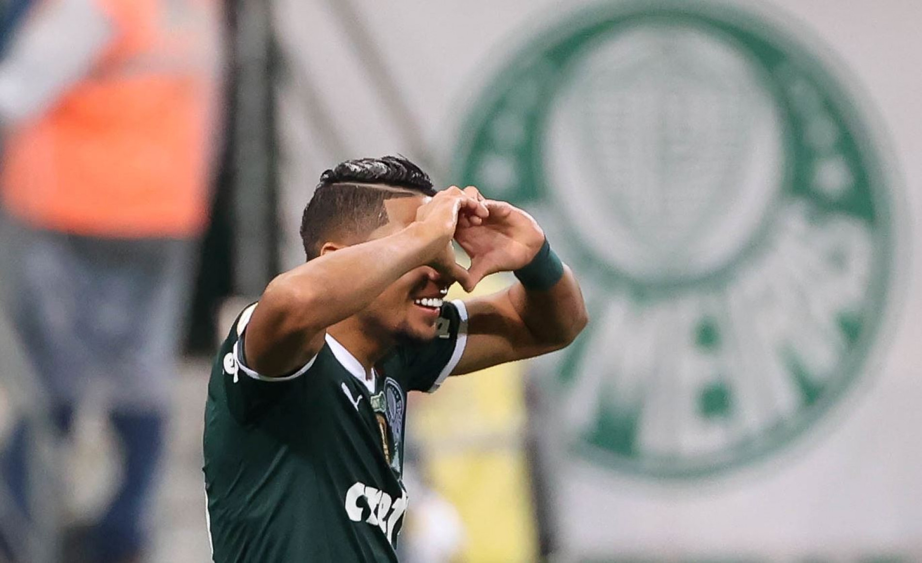 Rony marcou duas vezes, com duas assistências de Scarpa.