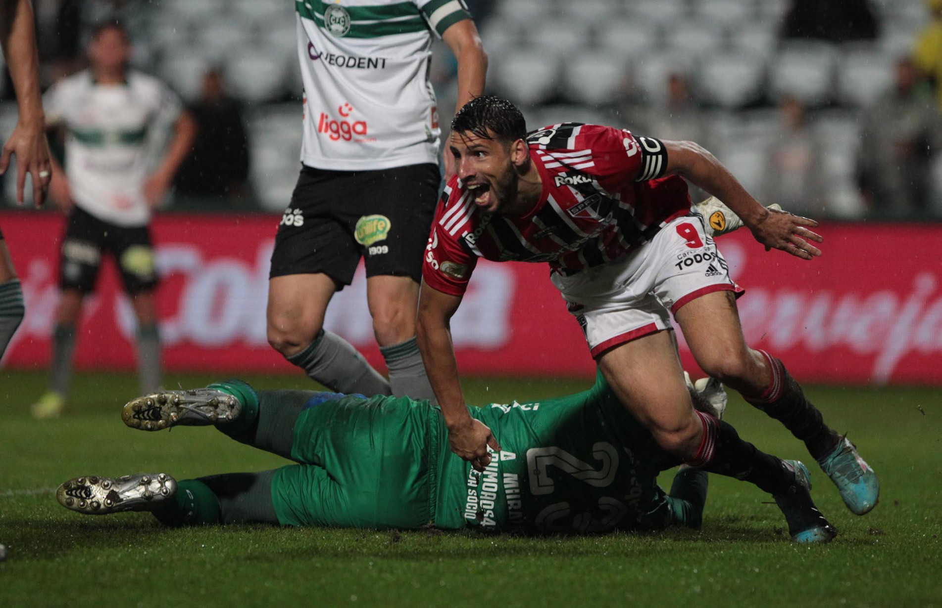Calleri, artilheiro do campeonato, abriu o placar.