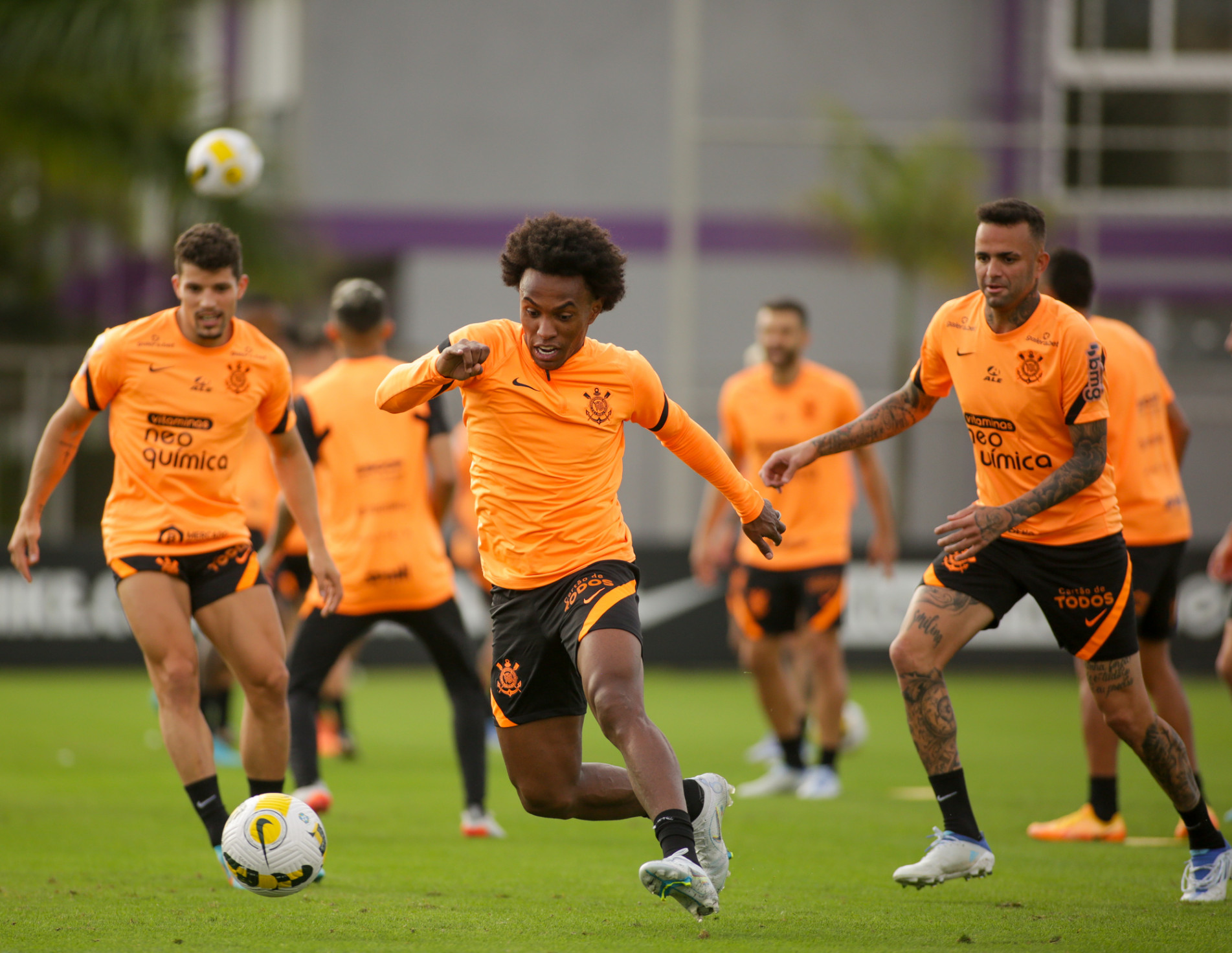 Willian tem treinado normalmente e pode voltar ao time.