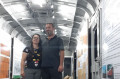 Anderson e a esposa Joelma, exposi&ccedil;&atilde;o acontece dentro dos vag&otilde;es. - ADRIANE MENDES