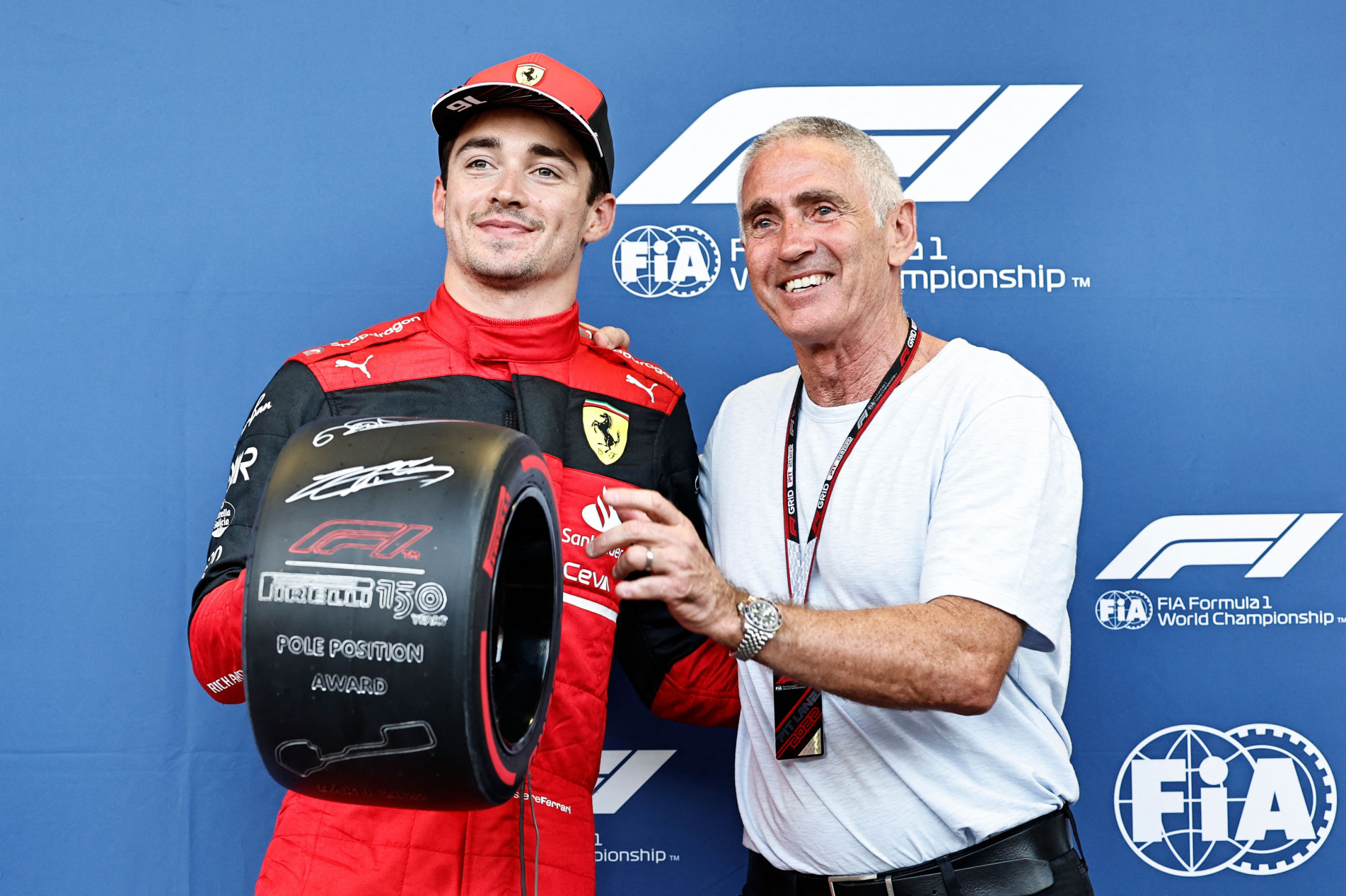 Charles Leclerc recebe o 