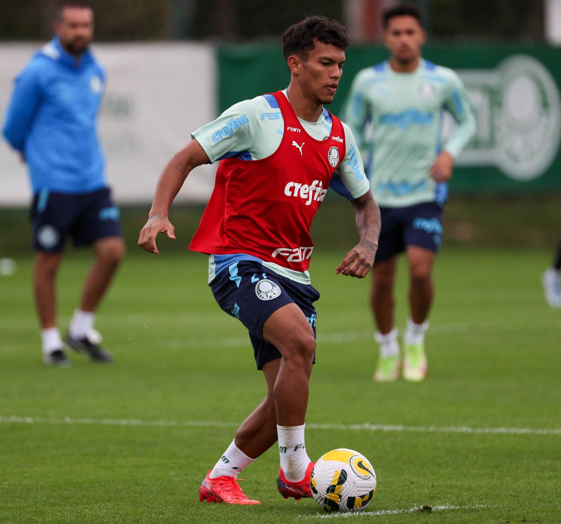 Gabriel Veron deve ser mantido no lugar de Raphael Veiga.