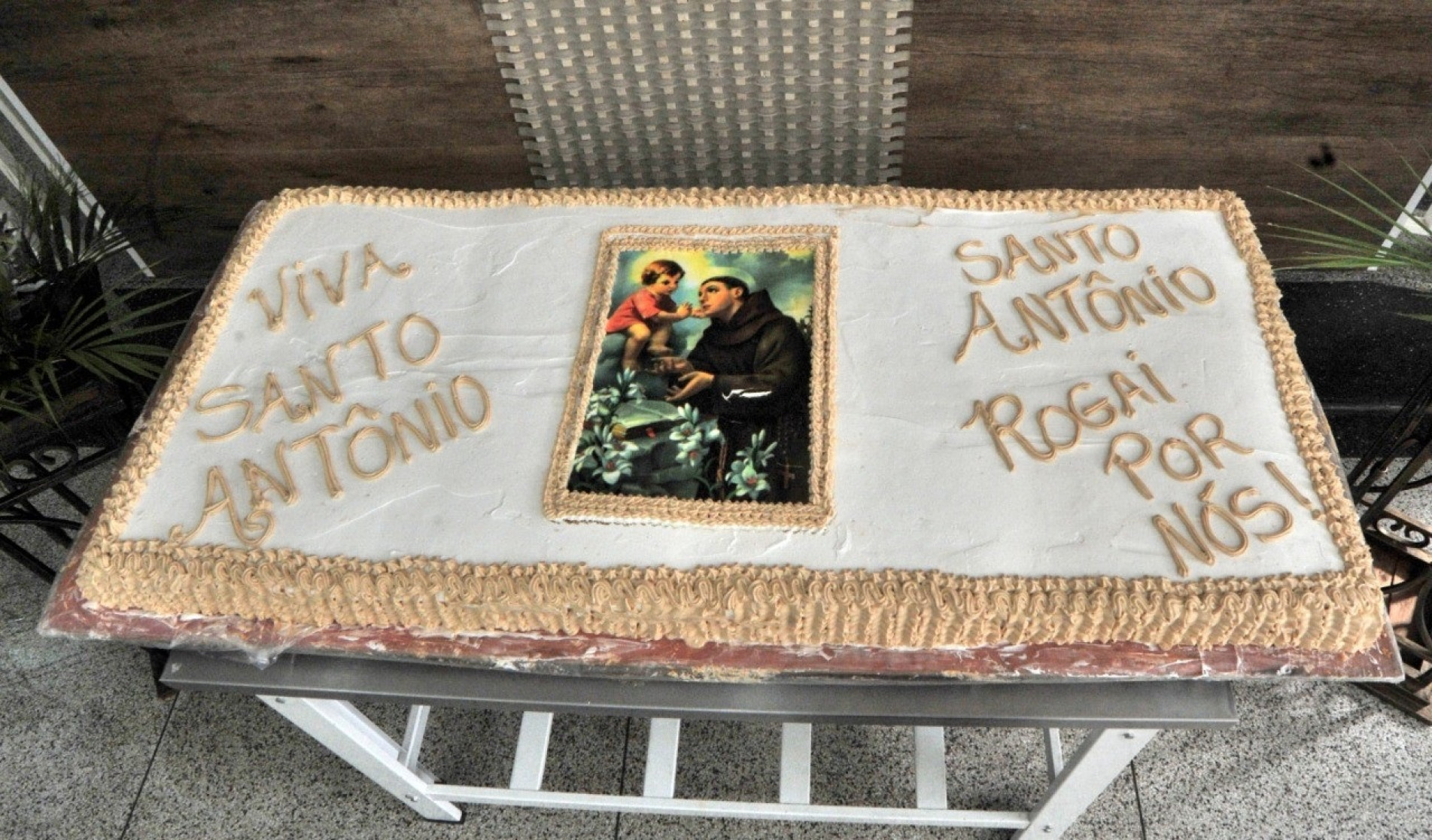 Paróquia de Santo Antônio e o tradicional bolo em homenagem ao dia do santo.