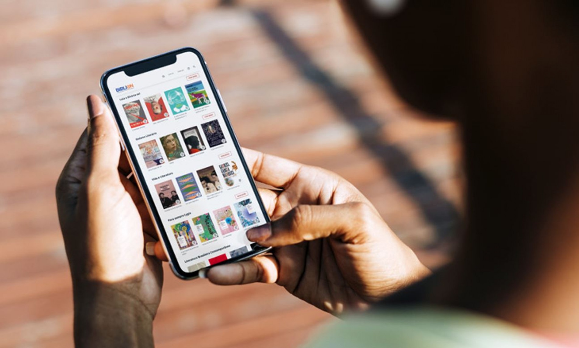 O usuário pode fazer empréstimo de até duas obras simultâneas, por 15 dias.