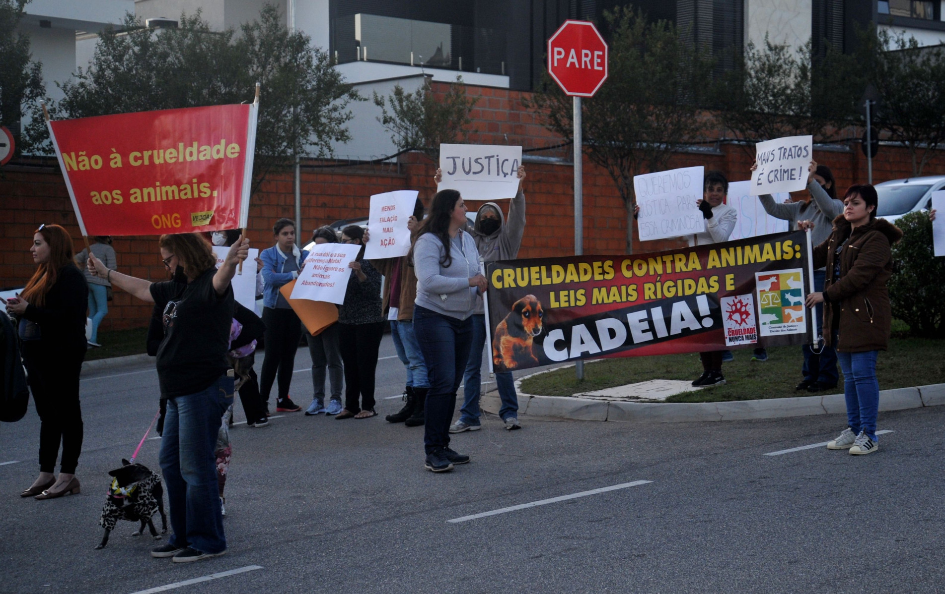 Atividades e moradores do condomínio de Sorocaba protestaram ontem.