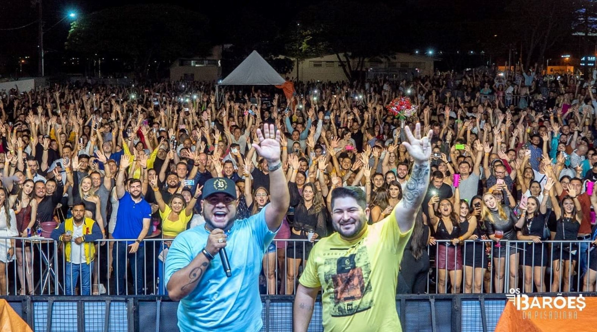 Com milhares de ouvintes nas plataformas digitais a dupla Barões da Pisadinha retoma contato direto com os fãs.