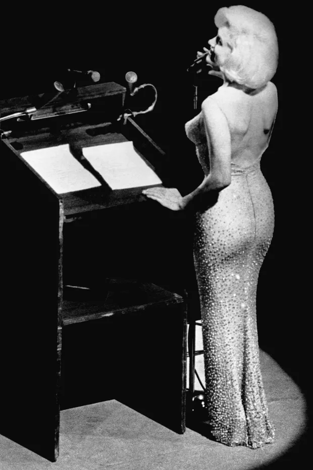 Marilyn Monroe cantando "Parabéns a Você" para o presidente John F. Kennedy - Bettmann Archive