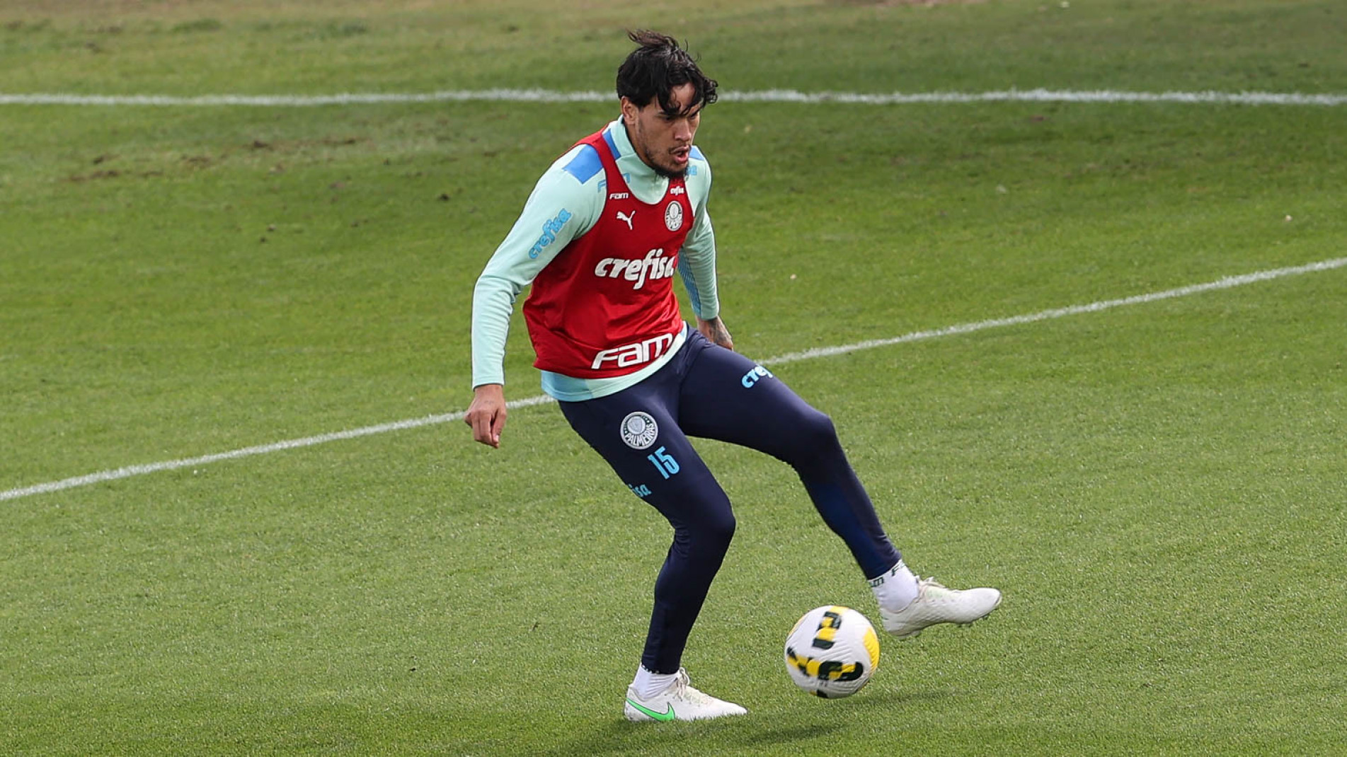 Gustavo Gómez volta ao time após defender o Paraguai.