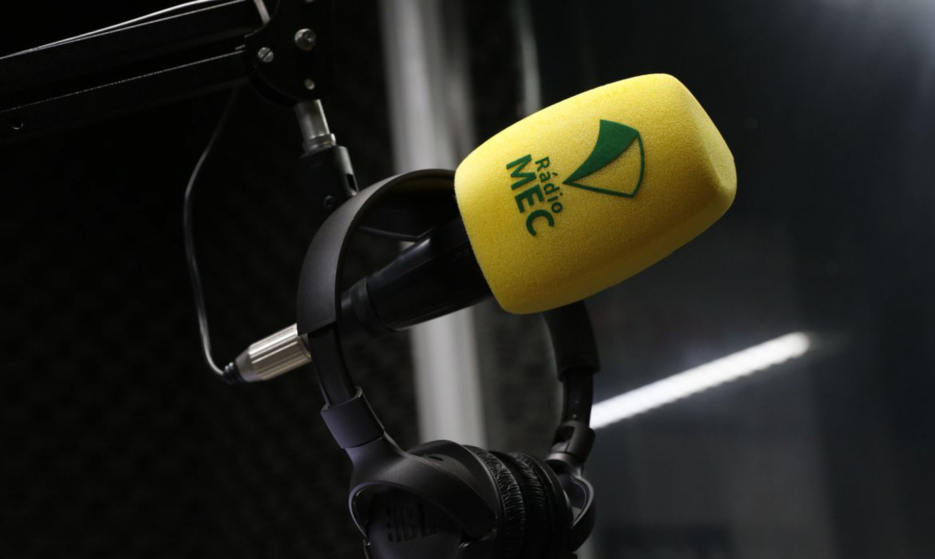  Equipamentos da R..dio MEC nos est..dios da Empresa Brasil de Comunica....o - EBC, no Rio de Janeiro.
    