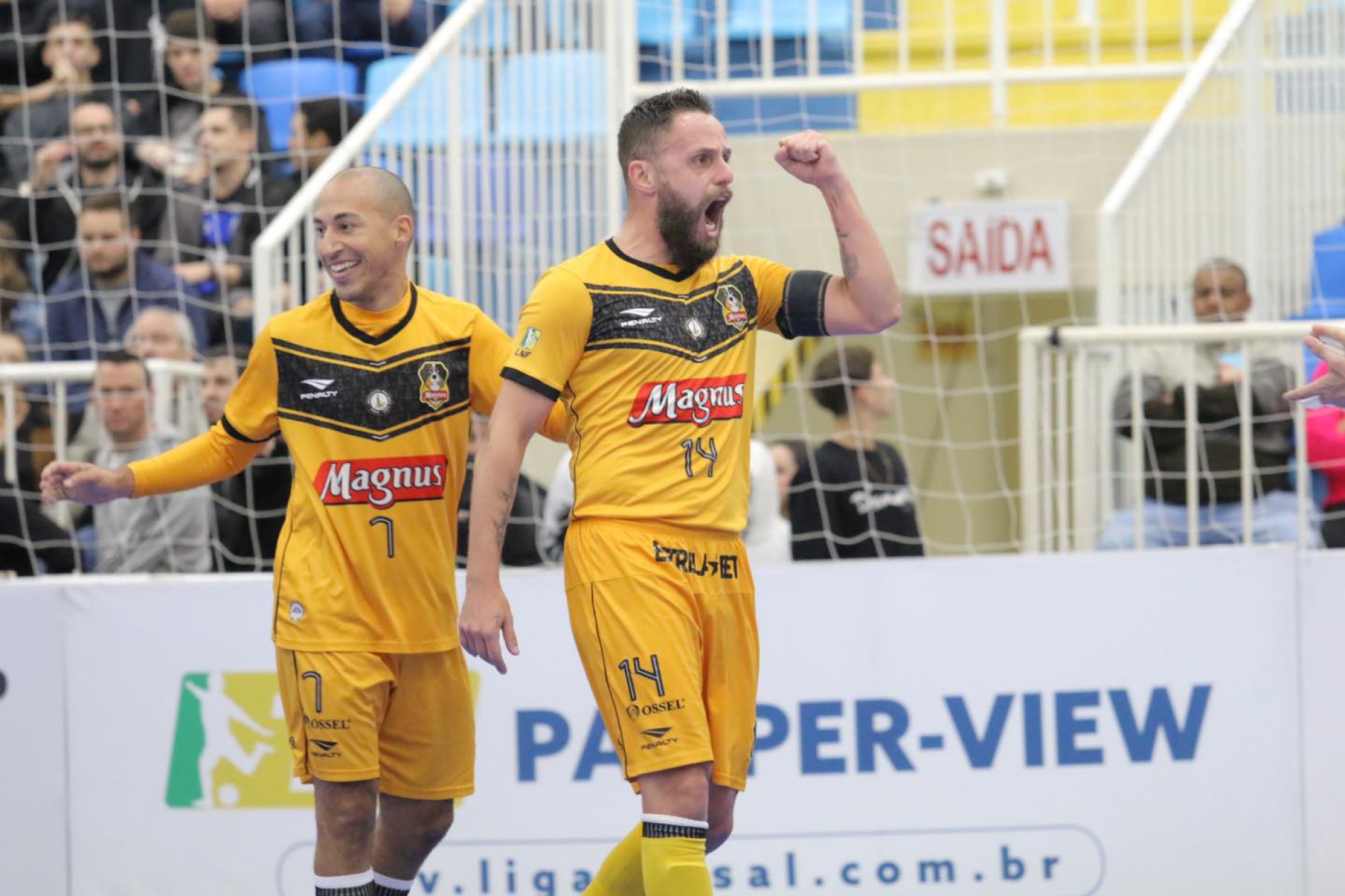 Capitão Rodrigo marcou o primeiro gol da vitória sorocabana por 3 a 2 em Santa Catarina.