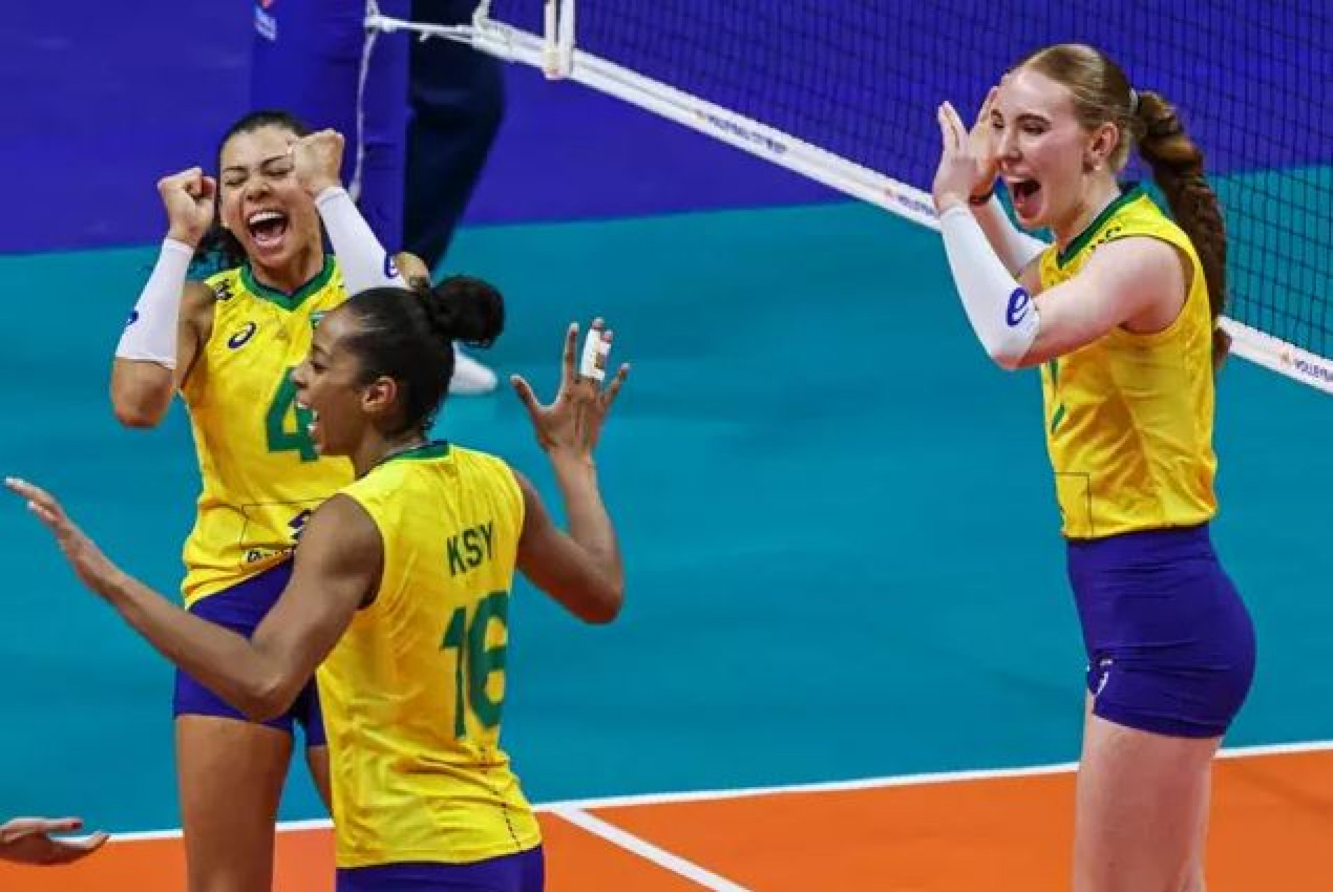 A seleção brasileira feminina de vôlei derrotou a Sérvia por 3 a 0 neste domingo (19)