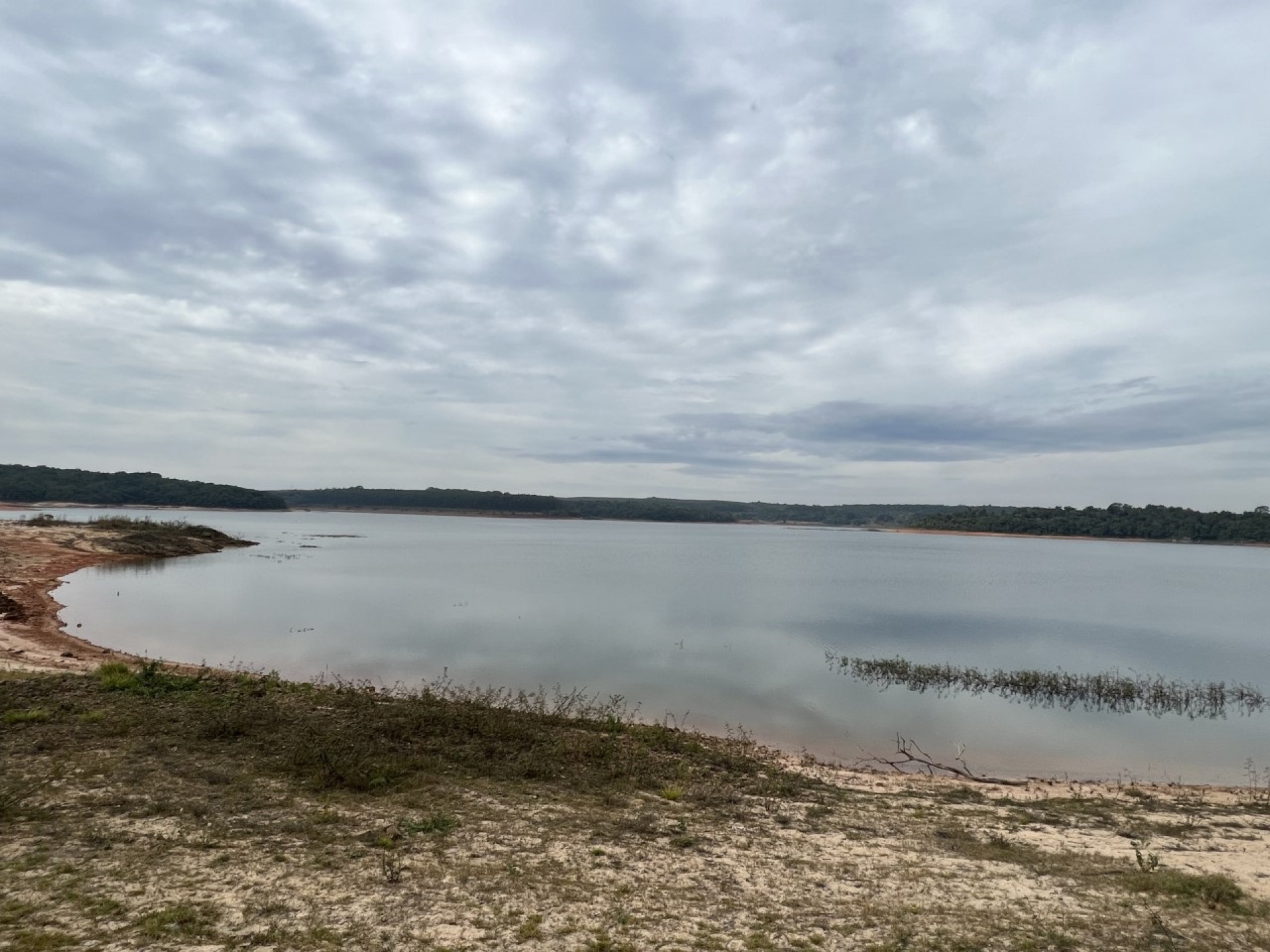 Chegada do inverno e redução de chuvas aumentam preocupação com a represa de Itupararanga.