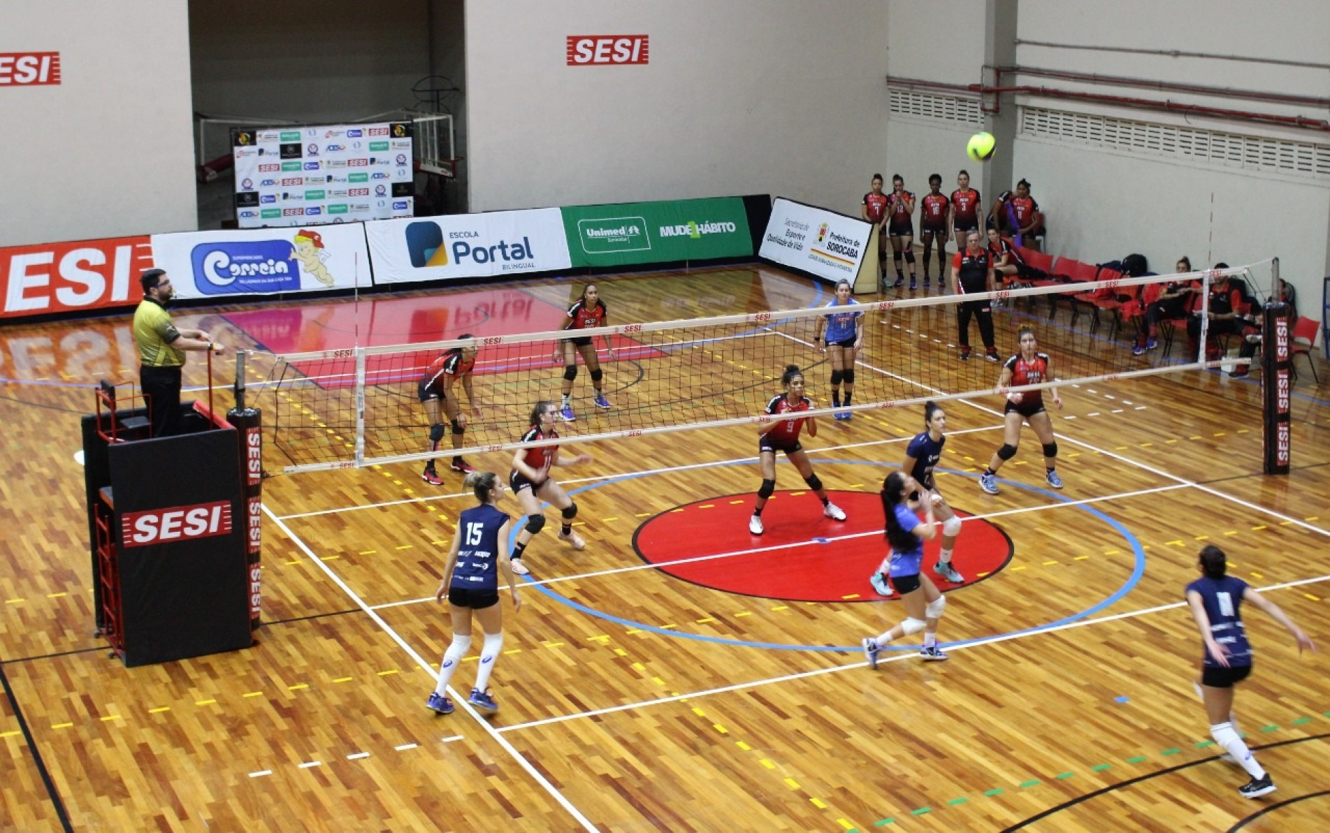 O jogo precisou de cinco sets para ser decidido.