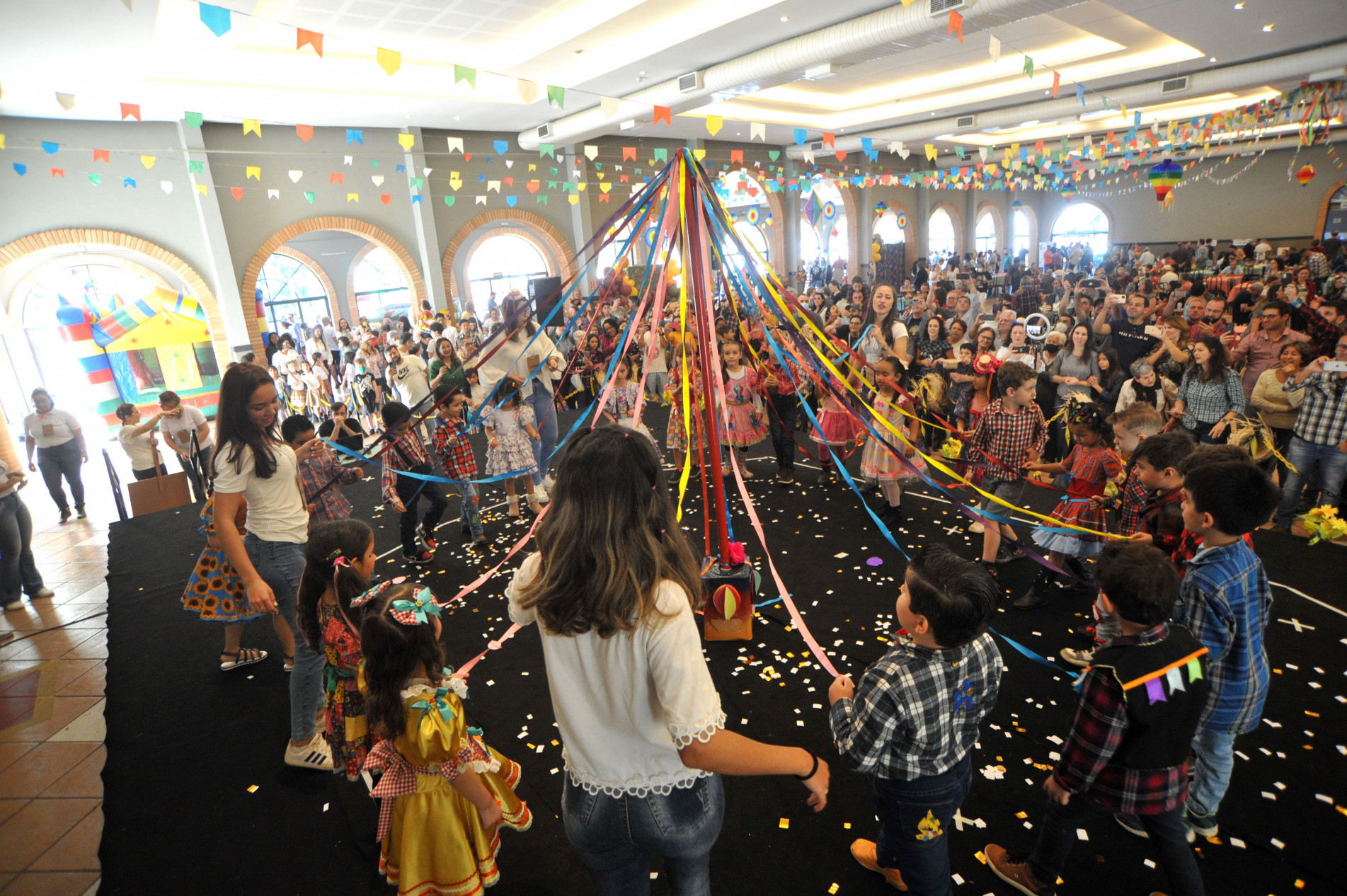 Cerca de 3 mil pessoas prestigiaram a festa junina da escola neste sábado (25).