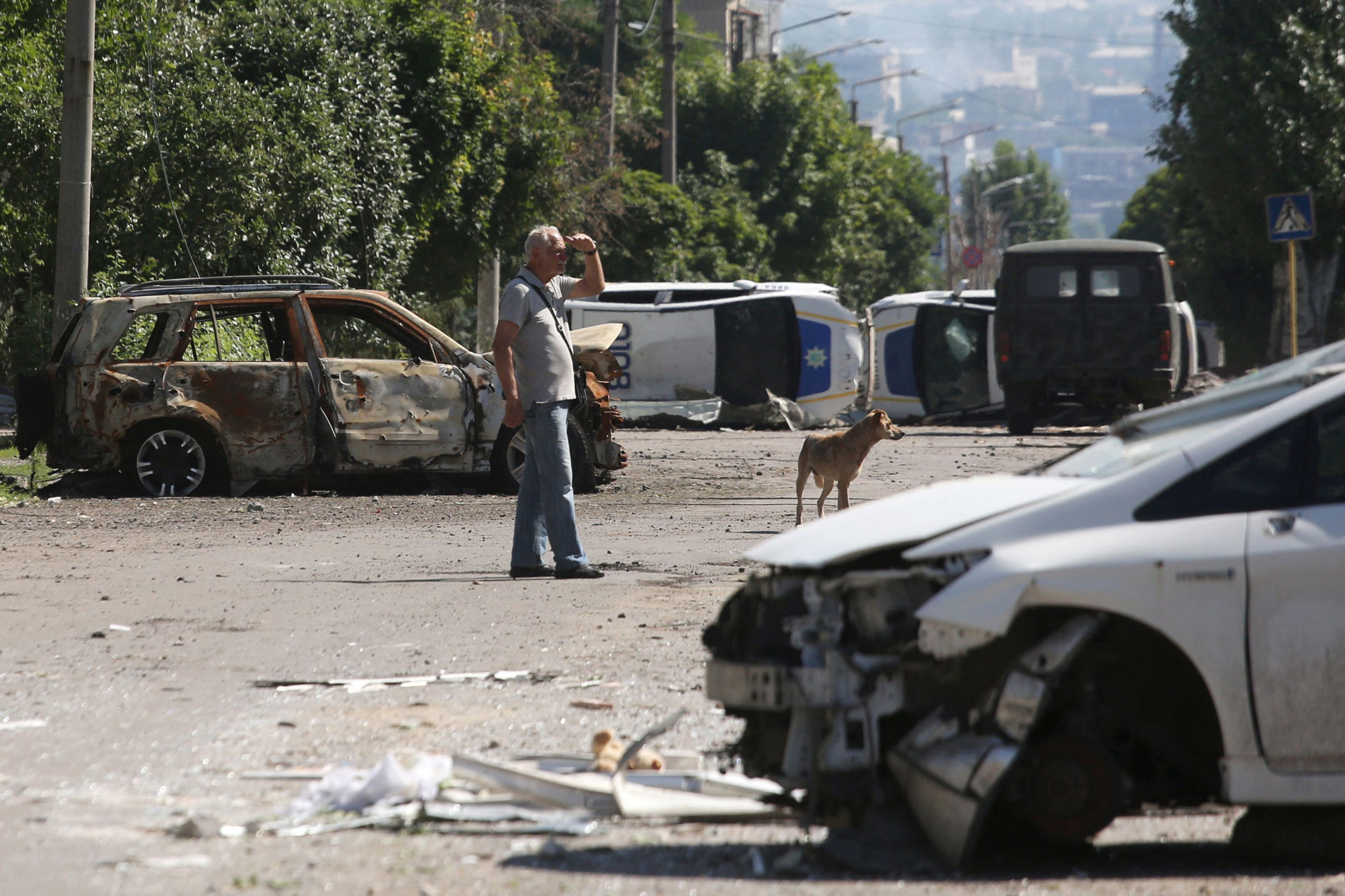 Um homem observa a destruição na cidade de Lysychansk.