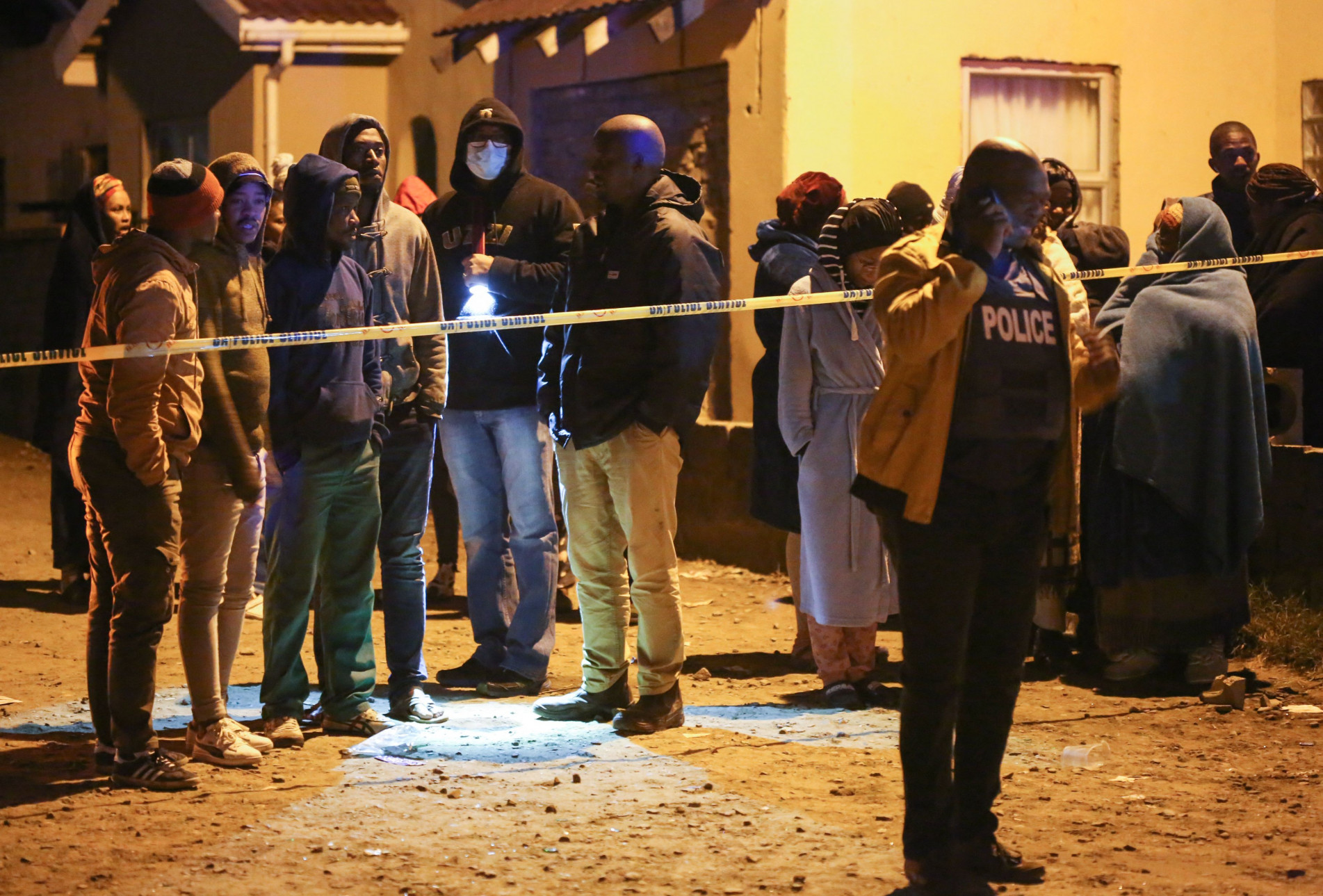 Polícia investiga morte de 21 pessoas em boate na África do Sul
      