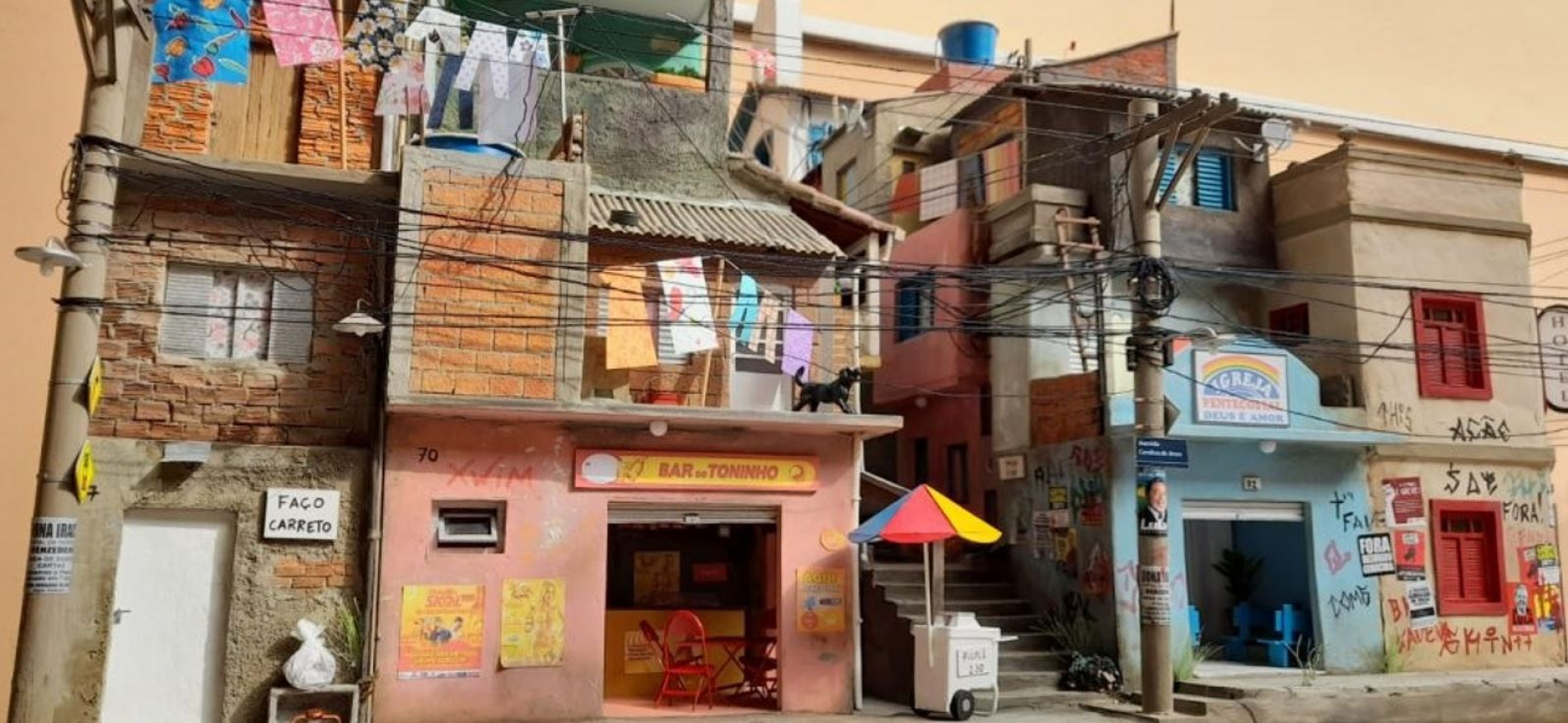Obras irão para Itália e são feitas em papelão, gesso, e outros materiais reciclados.