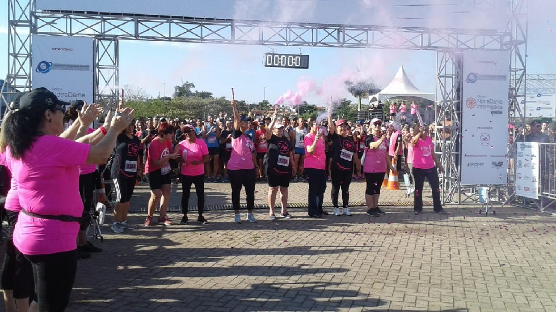 Entre as camisetas de cores variadas, o rosa se sobressaiu como cor dominante e também nos detalhes. 

 