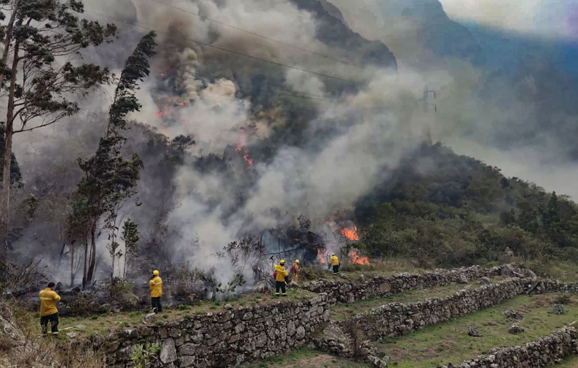 As equipes tiveram dificuldades para acessar o local.
