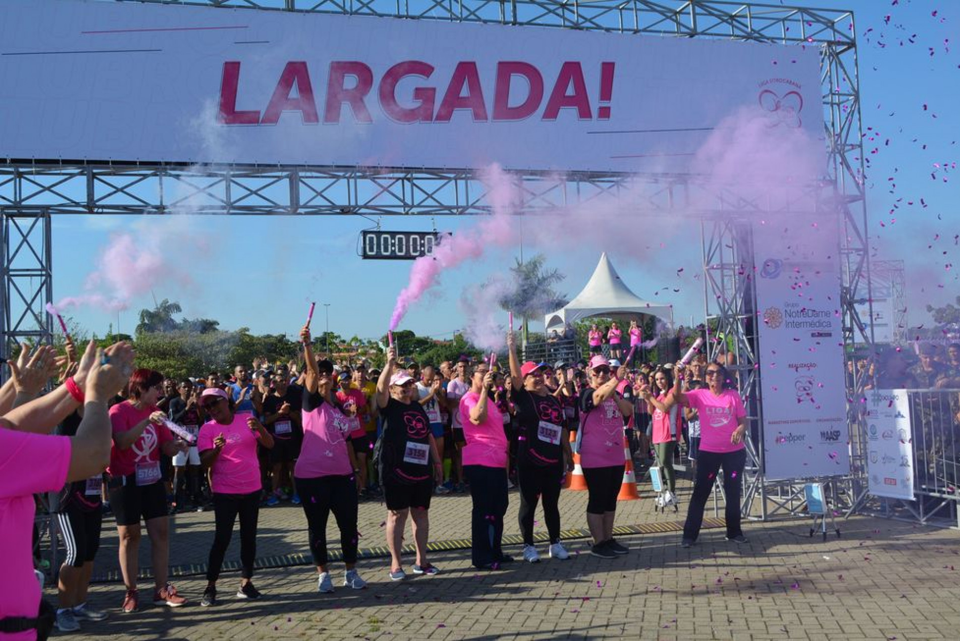  largada foi dada por mulheres que estão ou já passaram pelo tratamento do câncer. 