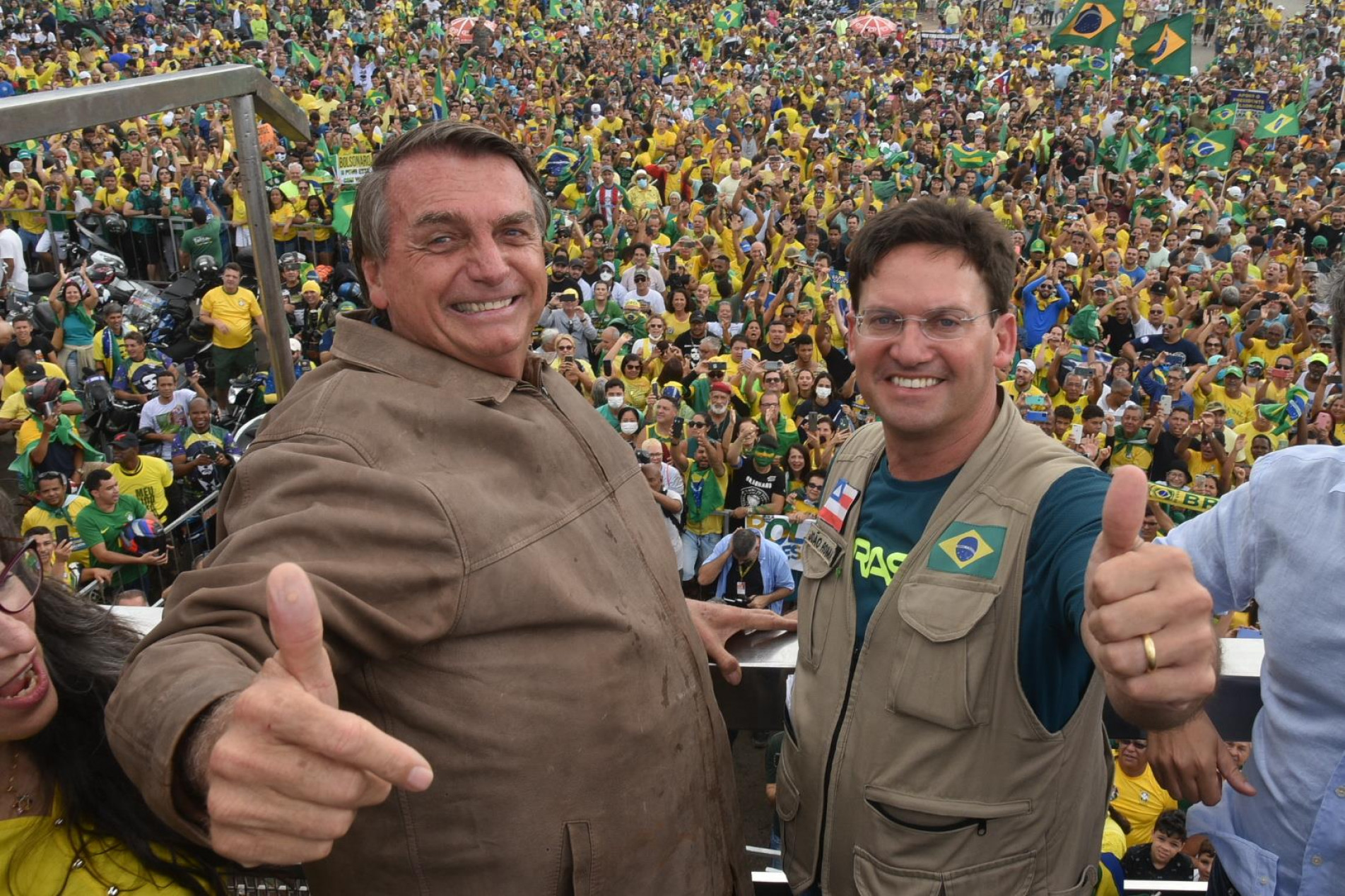 Jair Bolsonaro falou a apoiadores e depois participou de motociata.