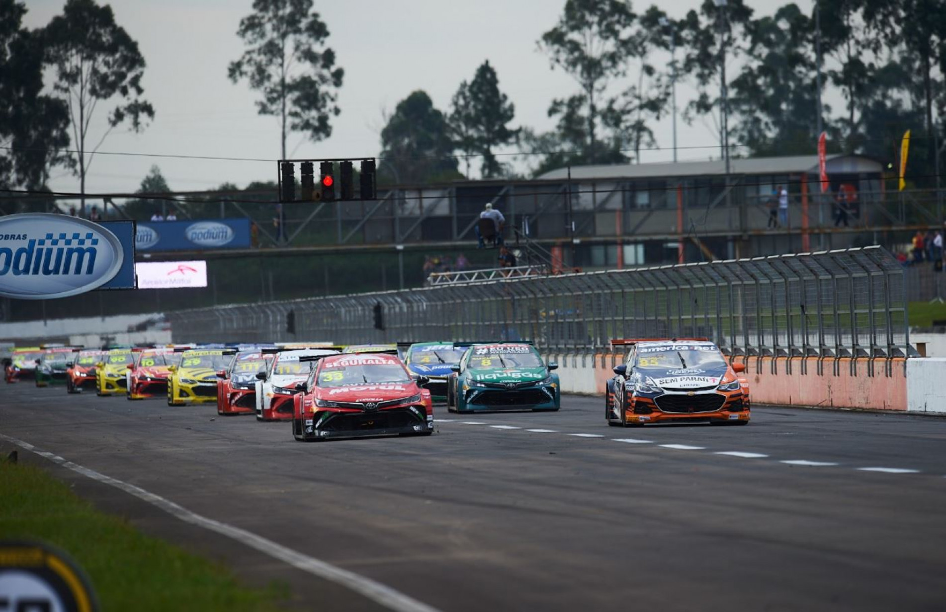 Nelsinho Piquet (esq.) venceu a corrida 2.