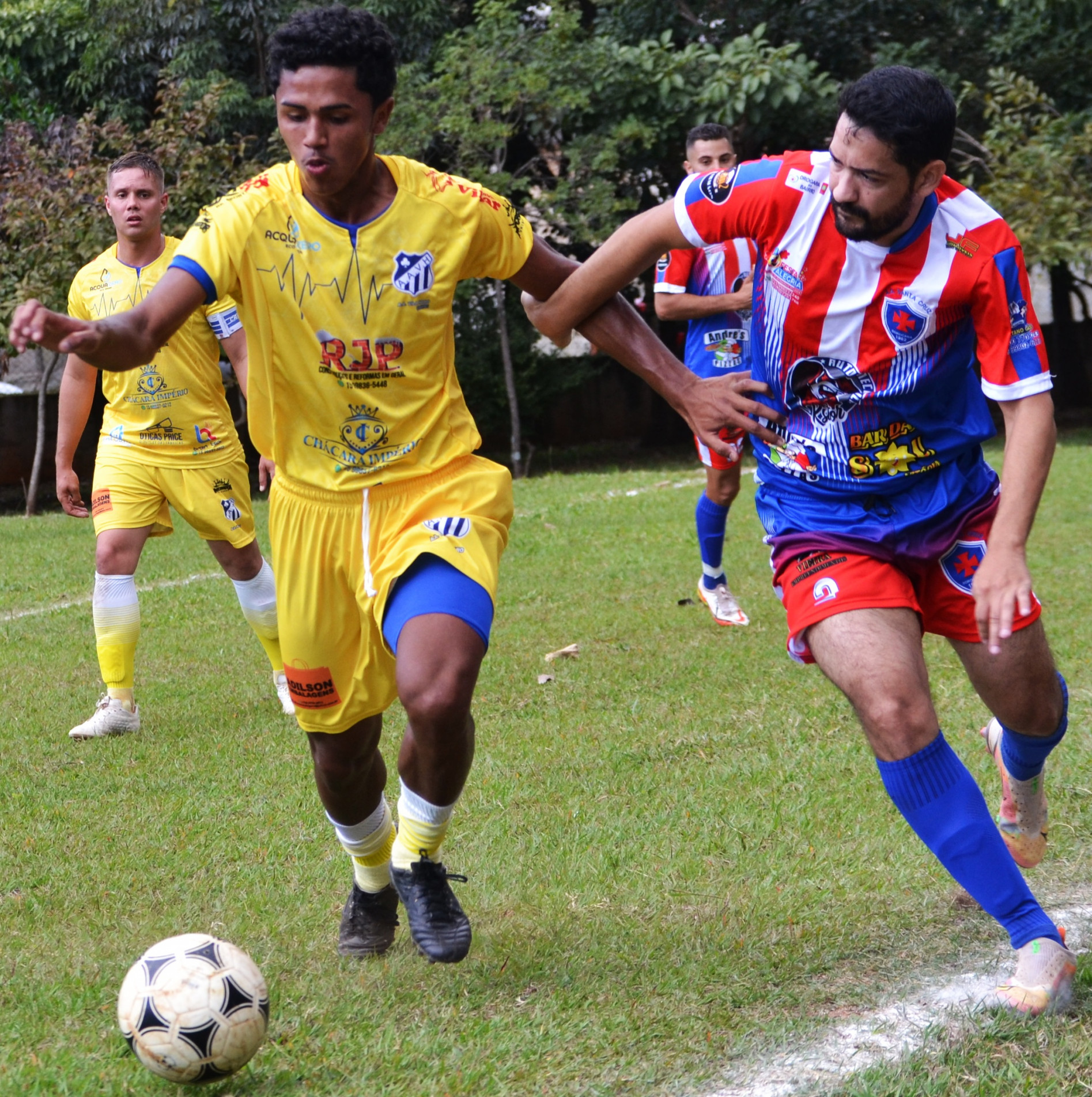 Vila Haro (amarelo) faz duelo direto com o Xuris Bento.