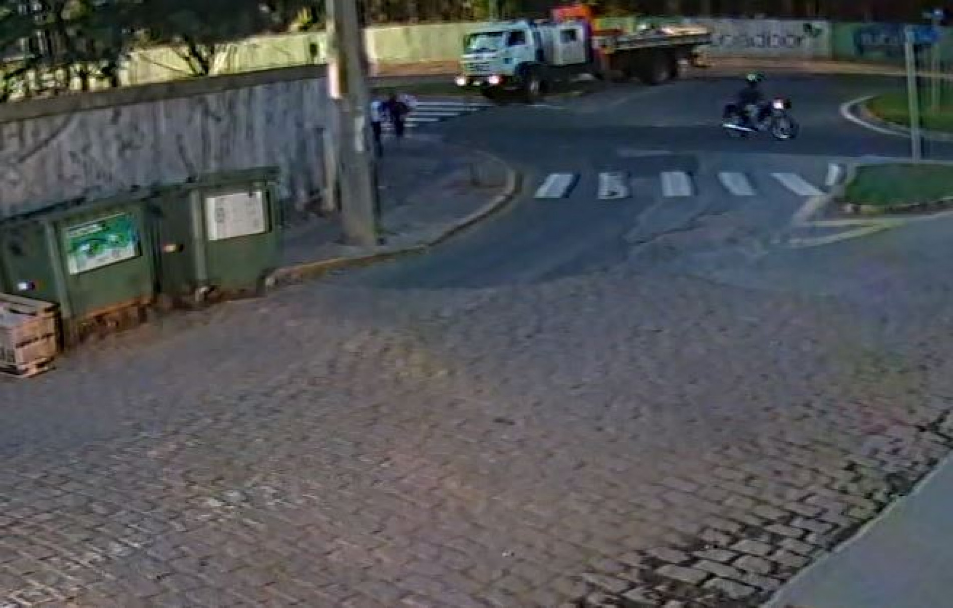 Imagens de uma câmera de segurança mostram o momento em que a mulher é atropelada pelo caminhão, em Salto 