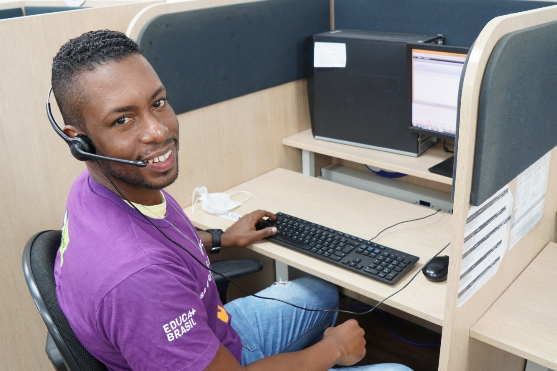 Marcos Vinicius alia trabalho de operador de telemarketing com o de locutor em uma rádio de Salvador. 