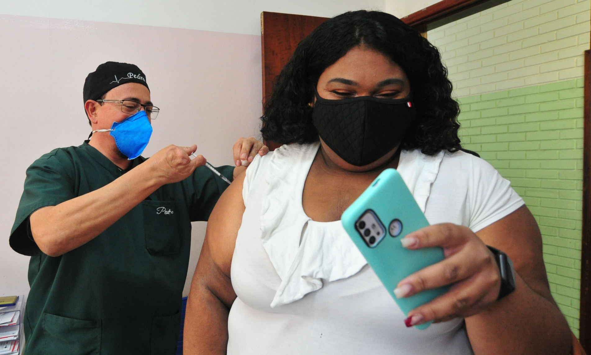 É preciso ter recebido a terceira dose há mais de 4 meses