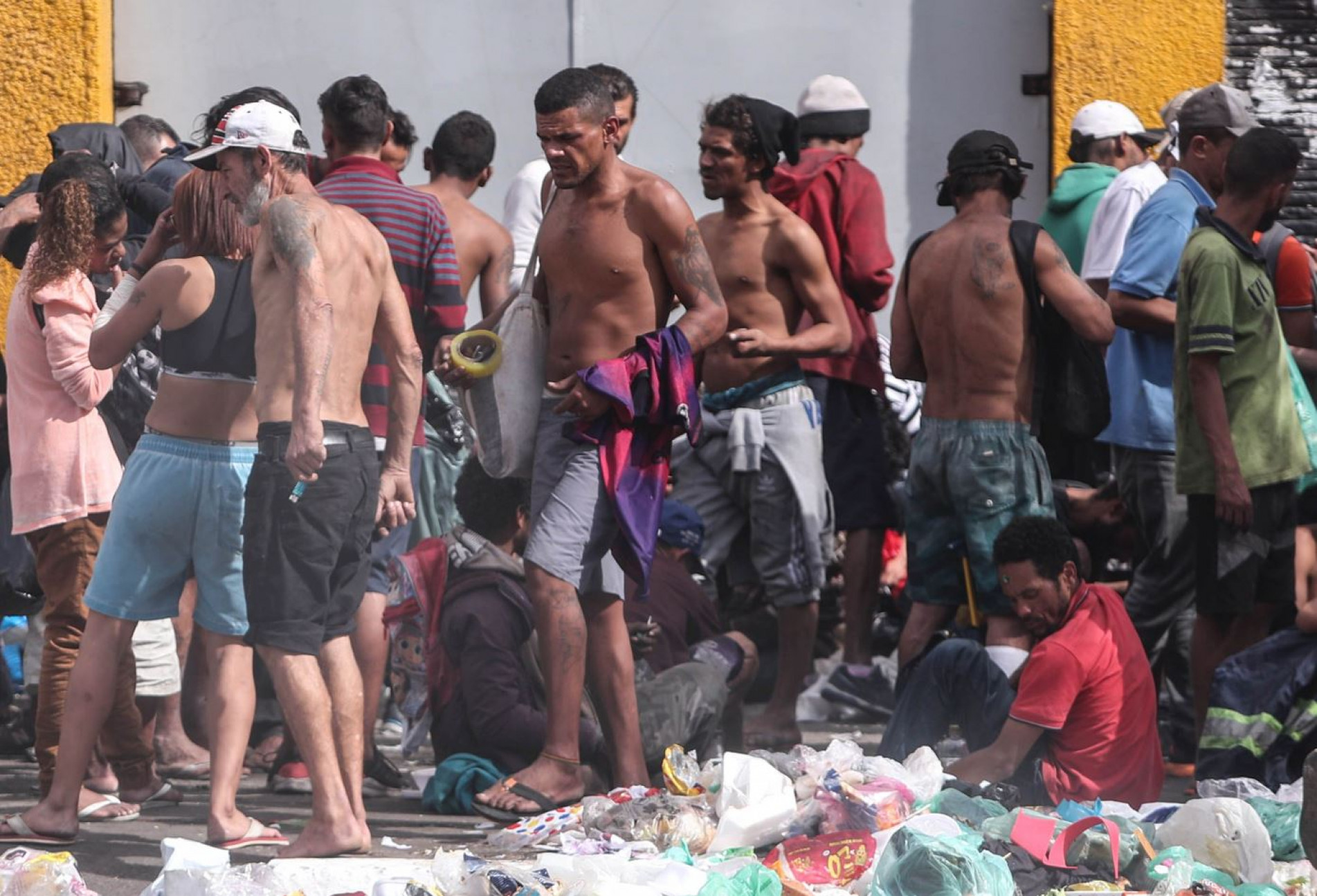 Uma operação policial espalhou os usuários pela Cracolândia.