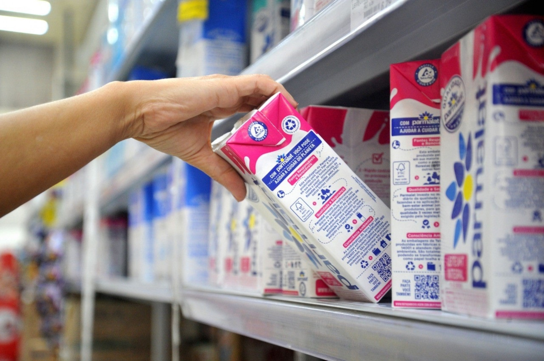 Dentre os produtos que apresentaram as maiores altas de preços e continuam subindo o leite foi o campeão no mês passado e continua em alta desde o início de julho.