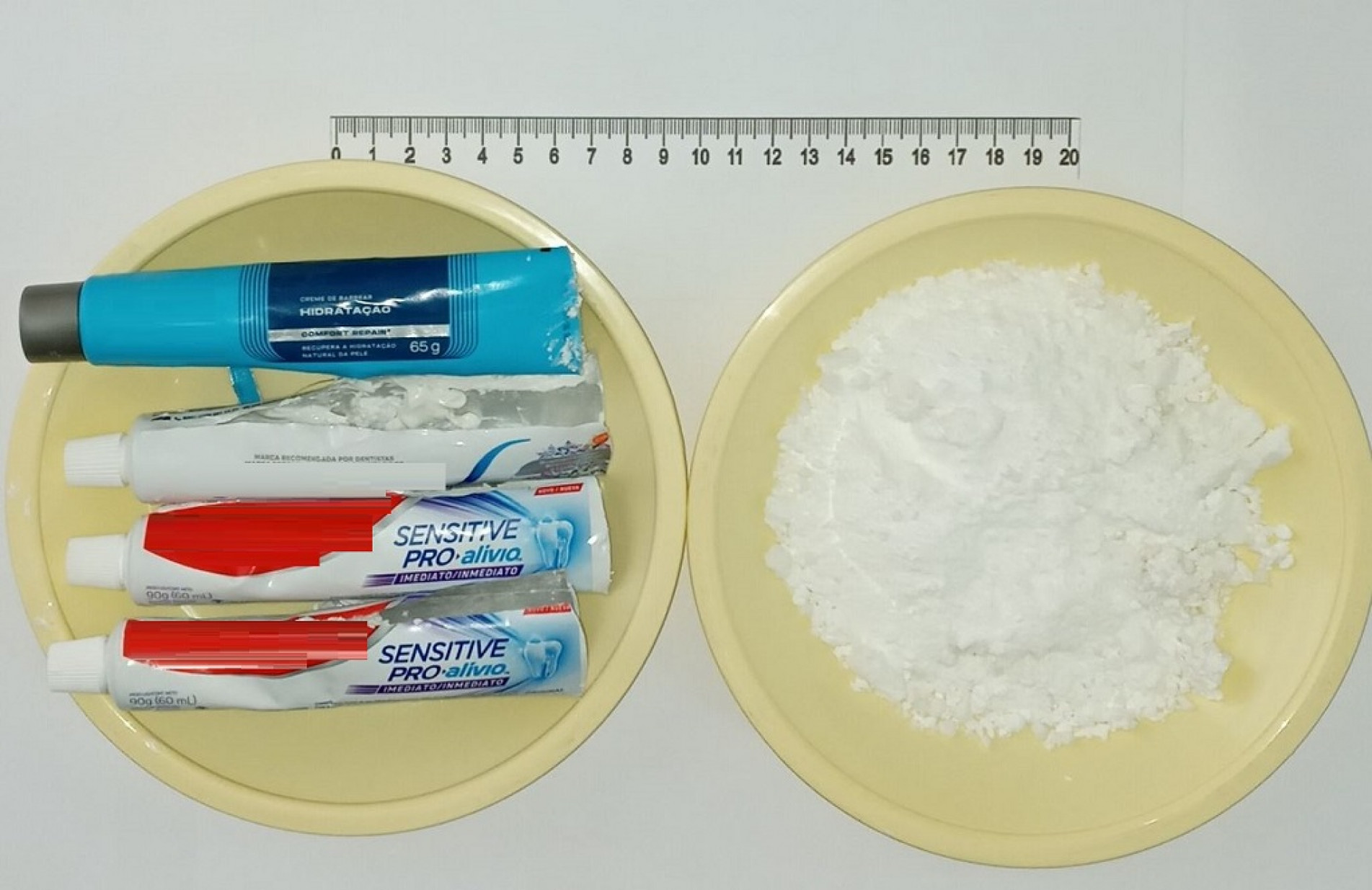 86 gramas de cocaína estavam escondidas em tubos de creme dental.
