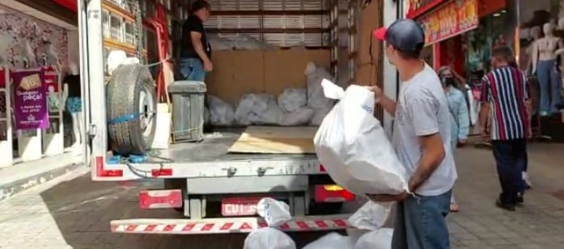 Deic faz apreens&atilde;o produtos falsificados 