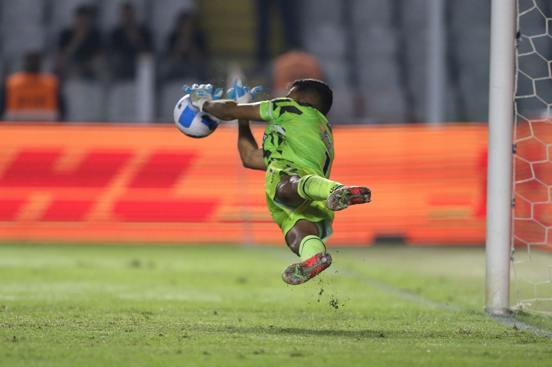 Varela defendeu cobranças de Goulart e Lucas Barbosa

