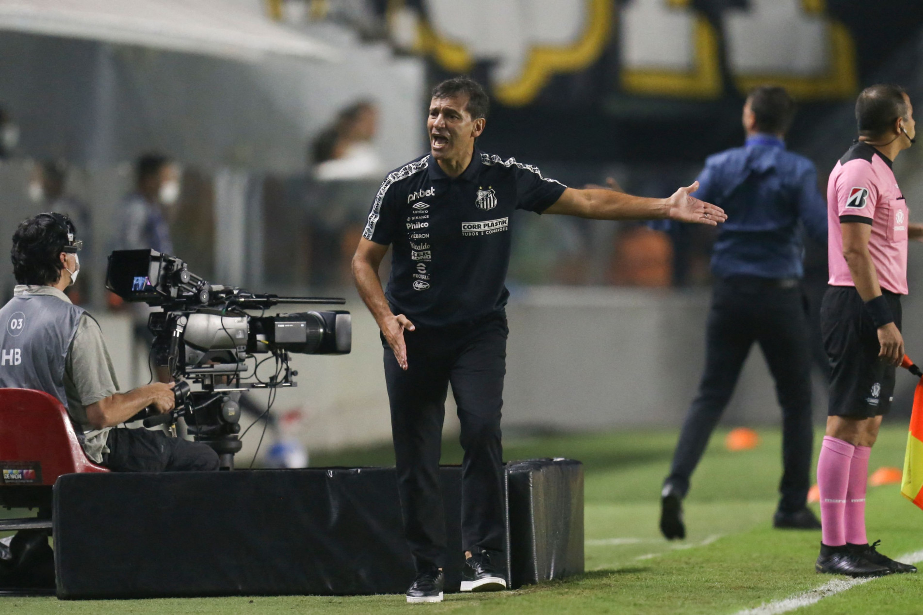 Técnico durou 30 jogos na Vila.