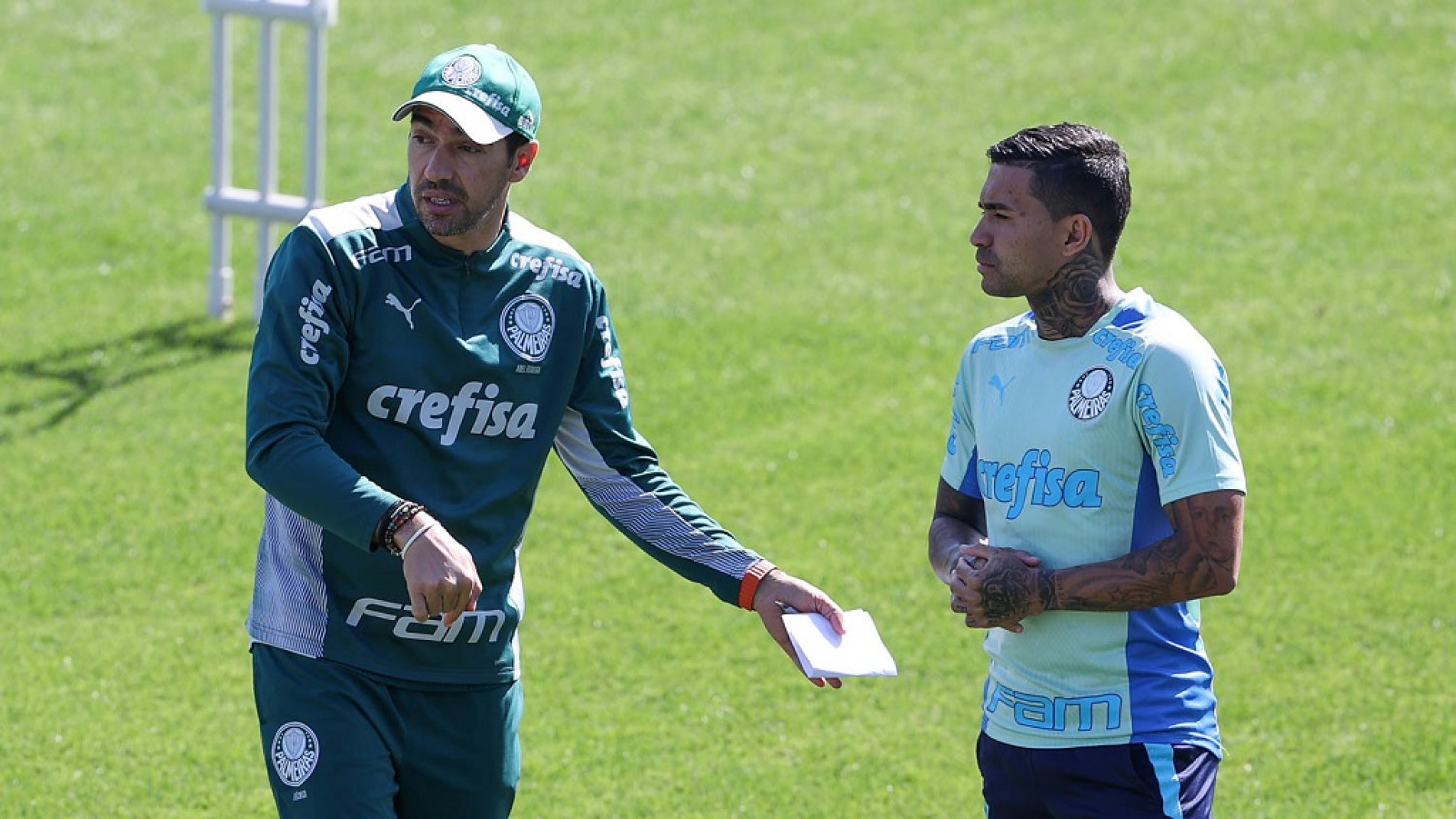 Abel Ferreira orienta Dudu durante treino na Academia