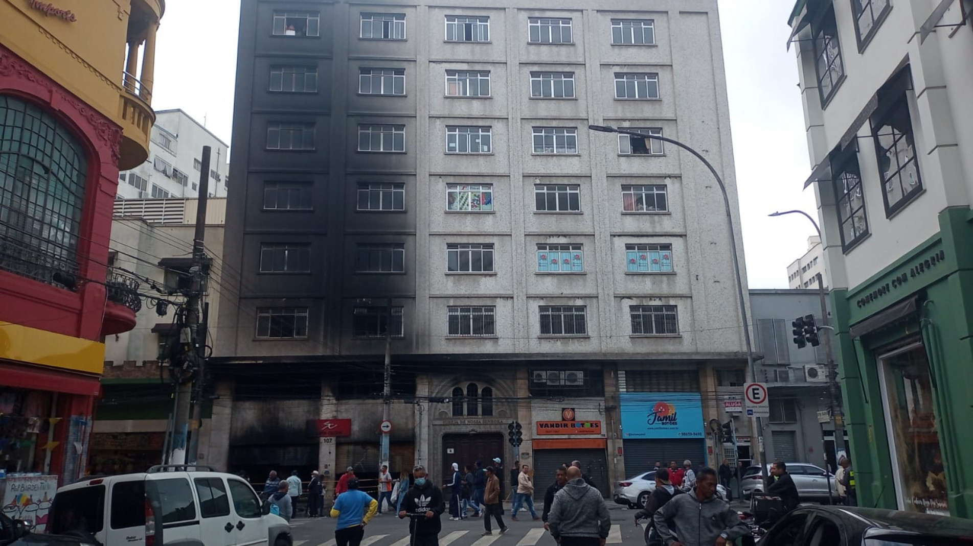 Após ser consumido por um incêndio de cerca de três dias, o prédio de 10 andares do centro da capital paulista deverá ser demolido
