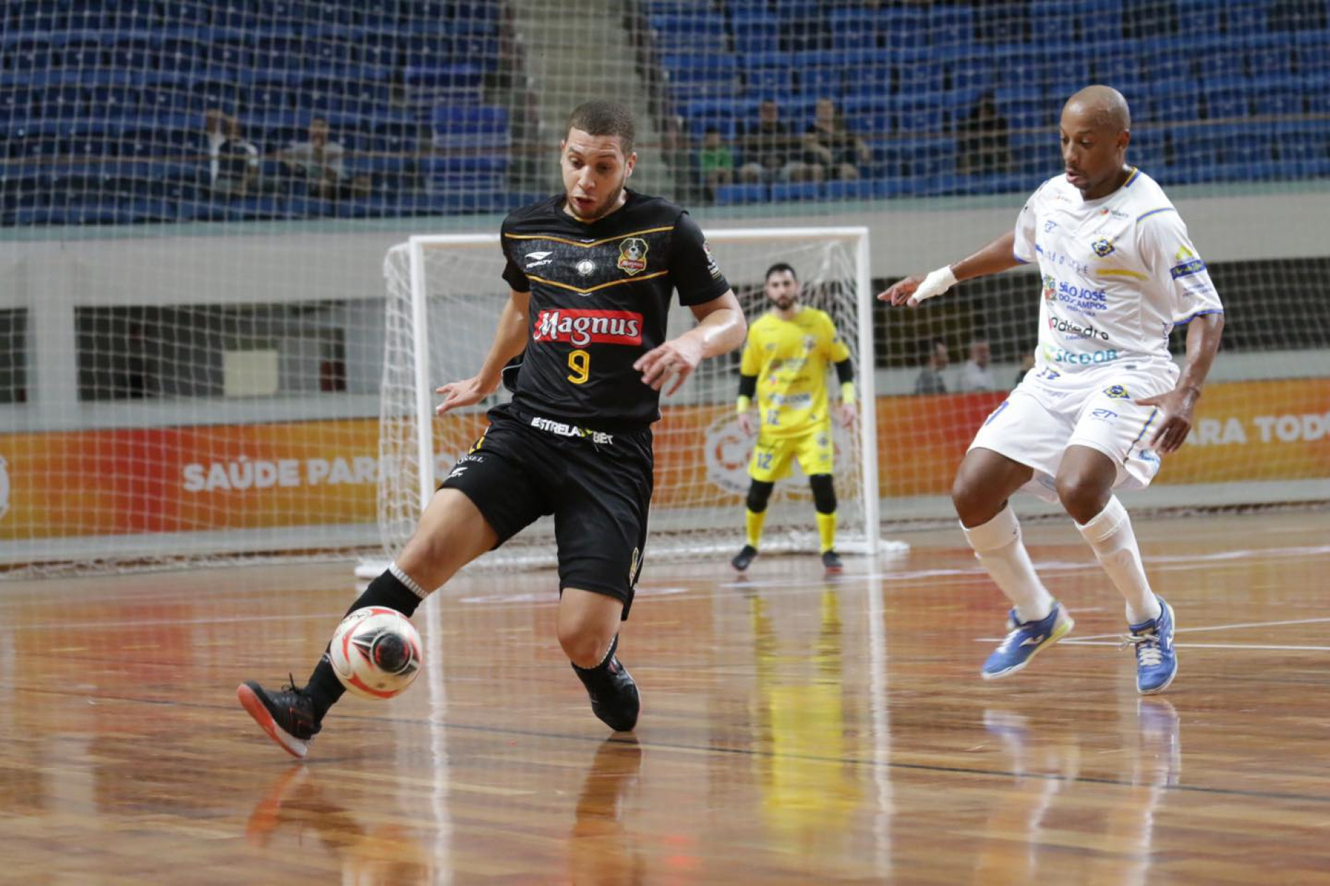 Charuto fez um dos gols do jogo no Vale do Paraíba.