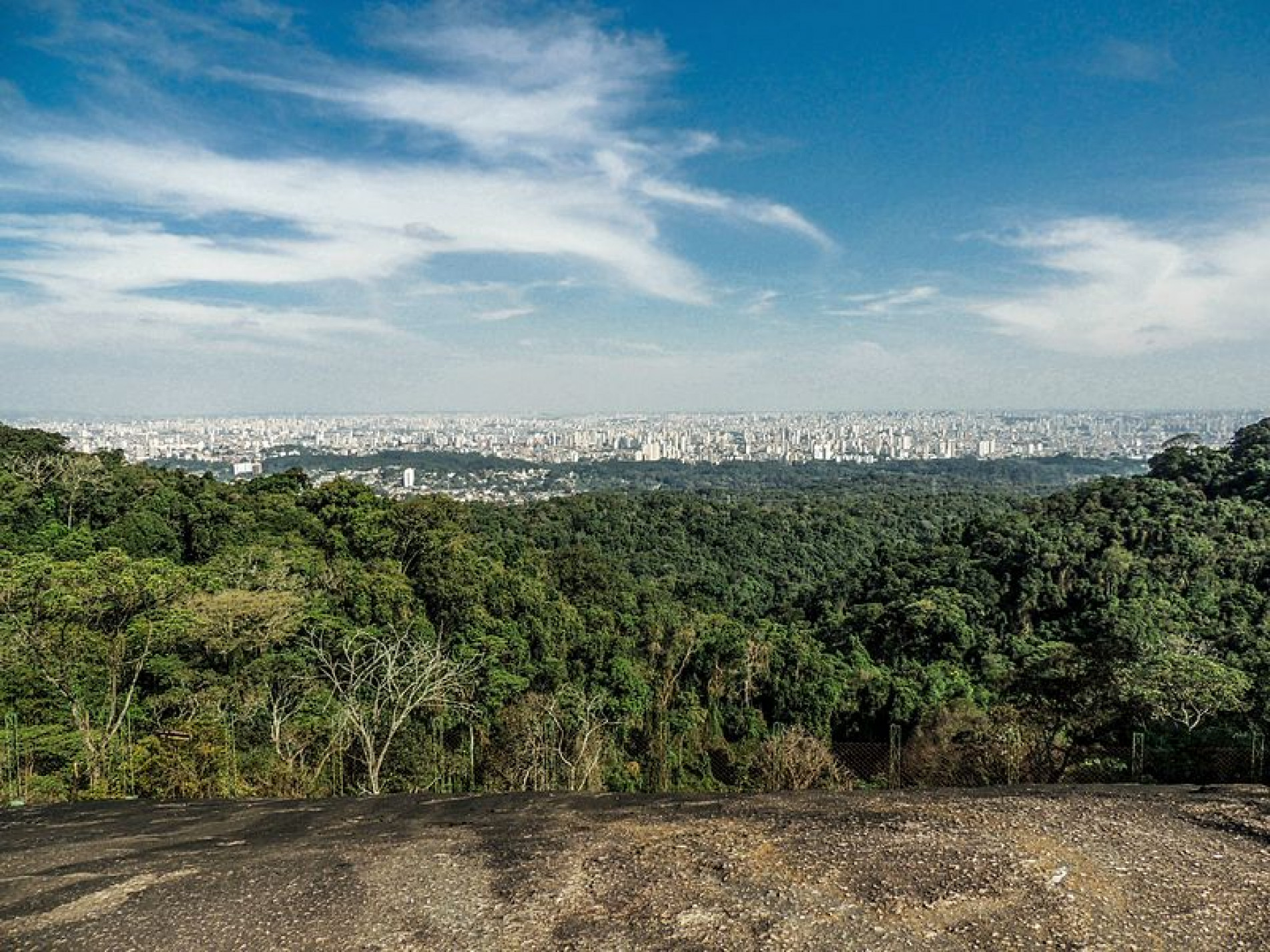 O mirante da Pedra Grande, no Parque da Cantareira, oferece vista privilegiada da capital paulista