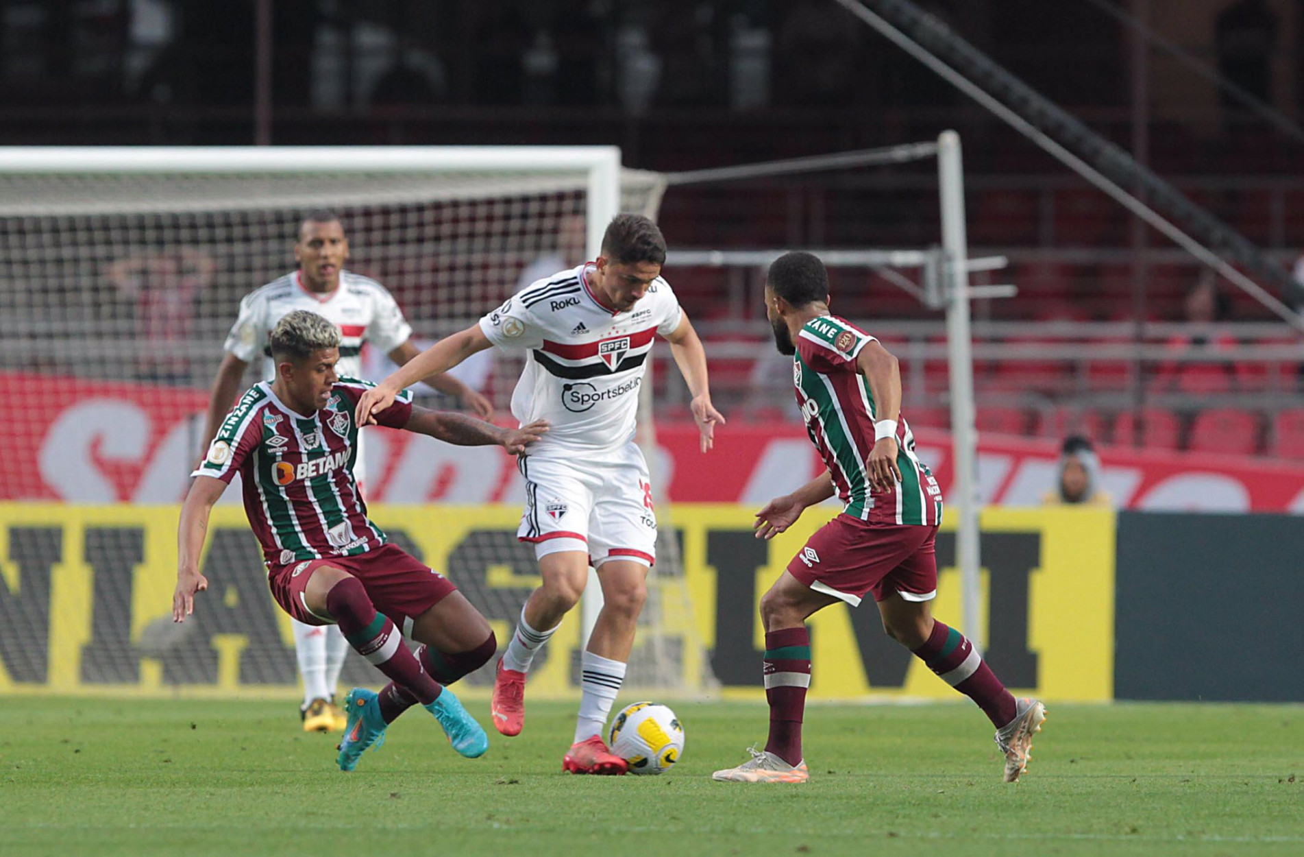 Ofensa racial estragou o bom jogo no Morumbi