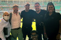 Jonas Sousa, de máscara, CEO Brasil da FairPlay Agency, com o jogador Paulinho e equipe da agência.  - Divulgação