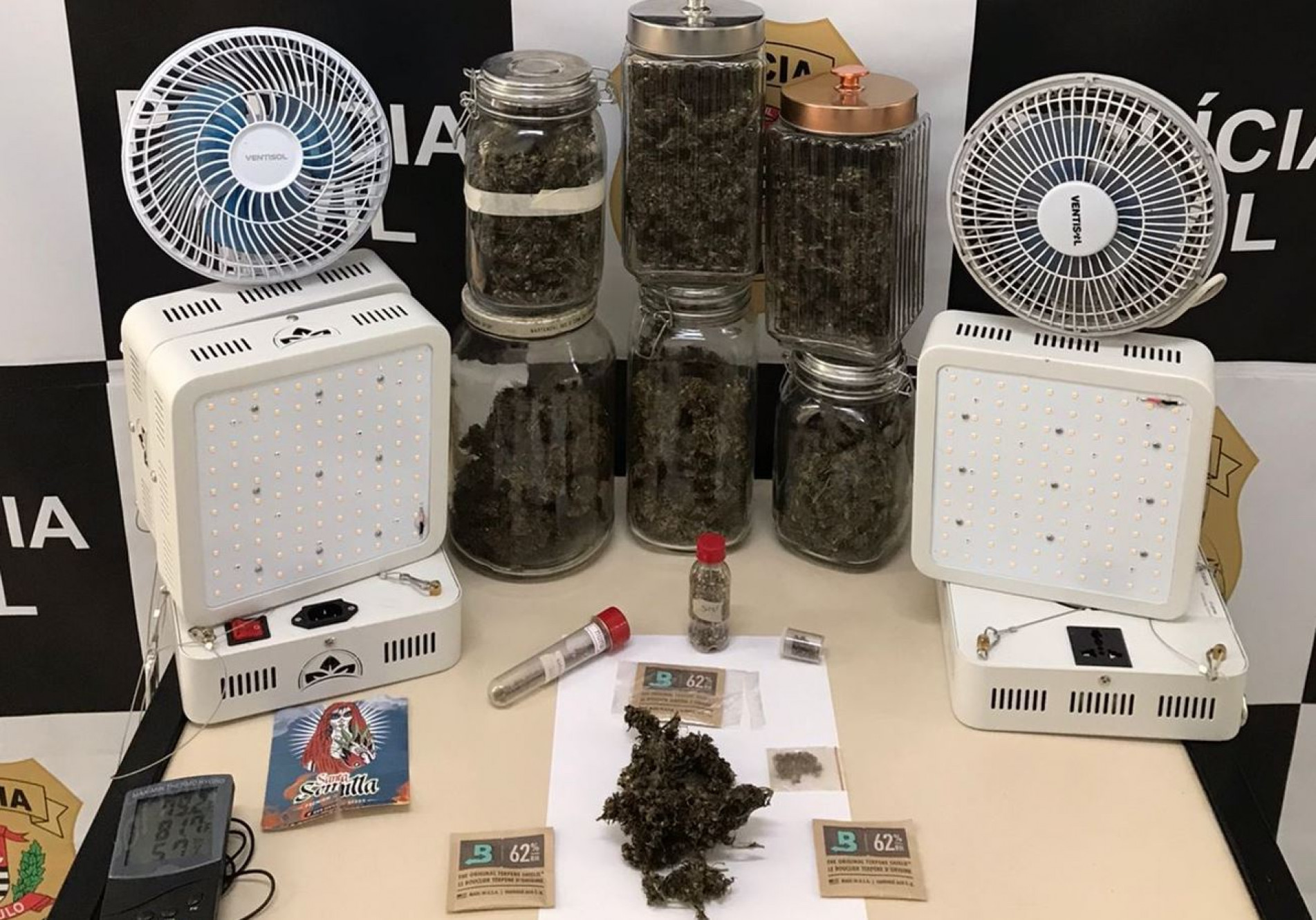 Equipamentos e instrumentos para o tr&aacute;fico de drogas s&atilde;o apreendidos em obra