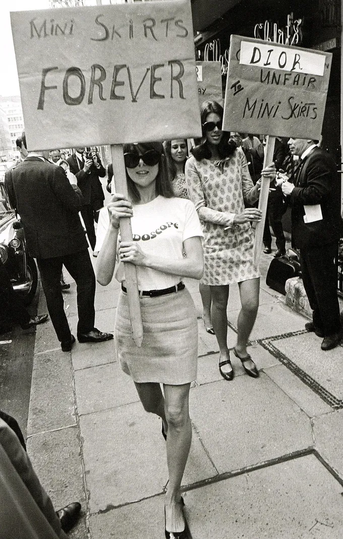 Manifestantes em frente à Dior protestando a favor da minissaia (Londres, 1966) - Reprodução/Getty Images