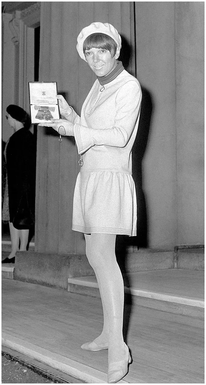 Mary Quant recebendo a OBE (1966) - Reprodução/Getty Images