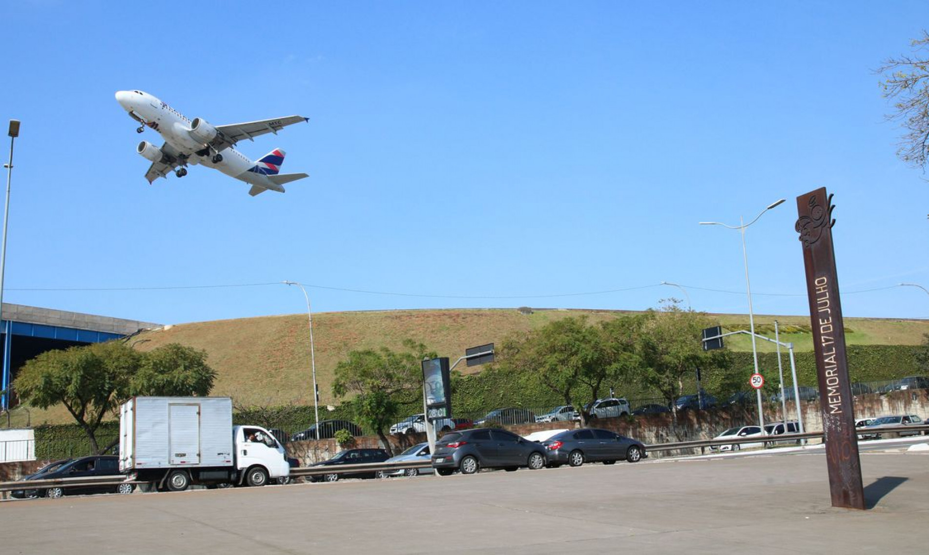 Conta de viagens internacionais teve déficit de US$ 648 milhões
    