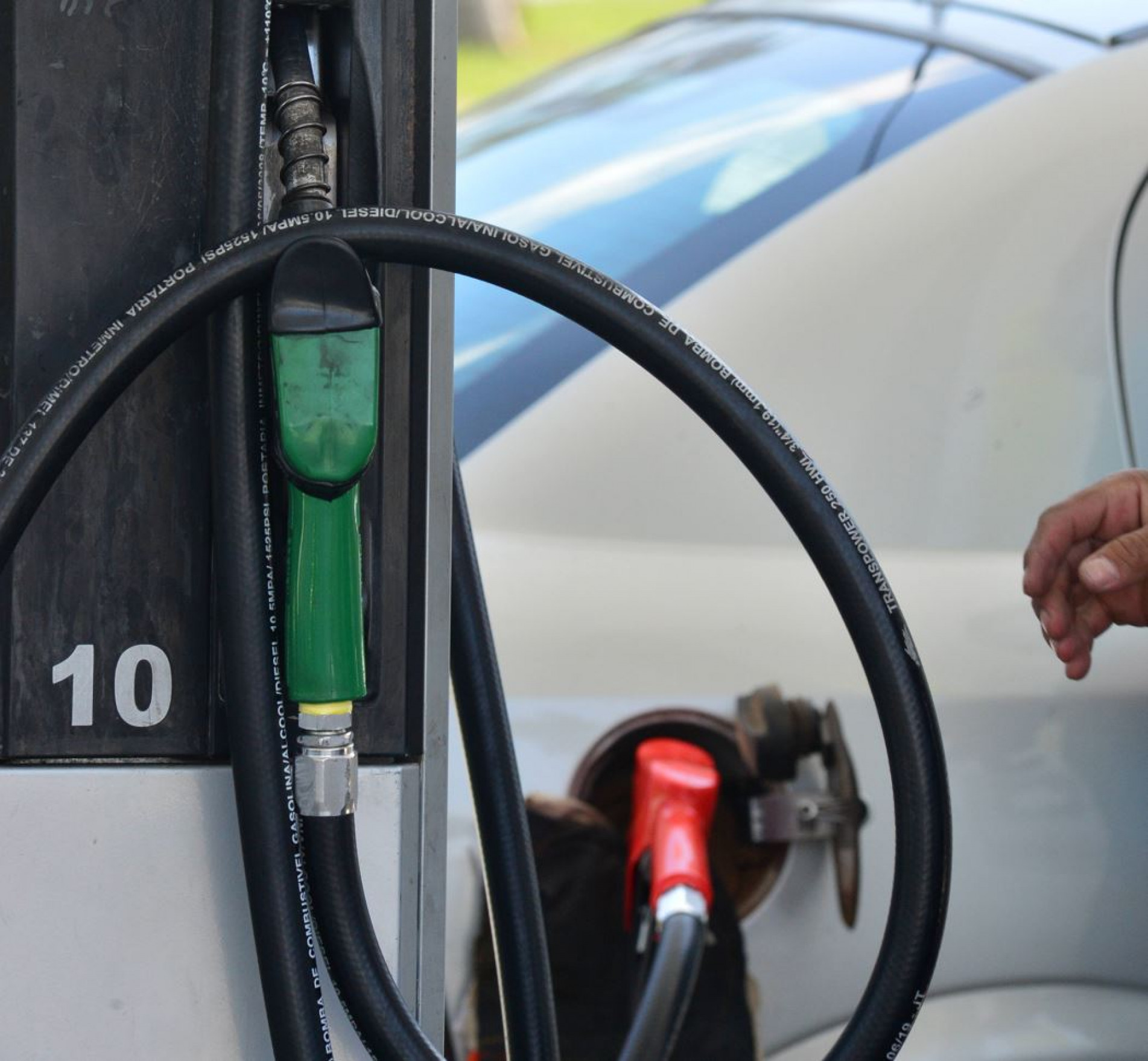Preços médios dos combustíveis recuaram 4,88% no mês