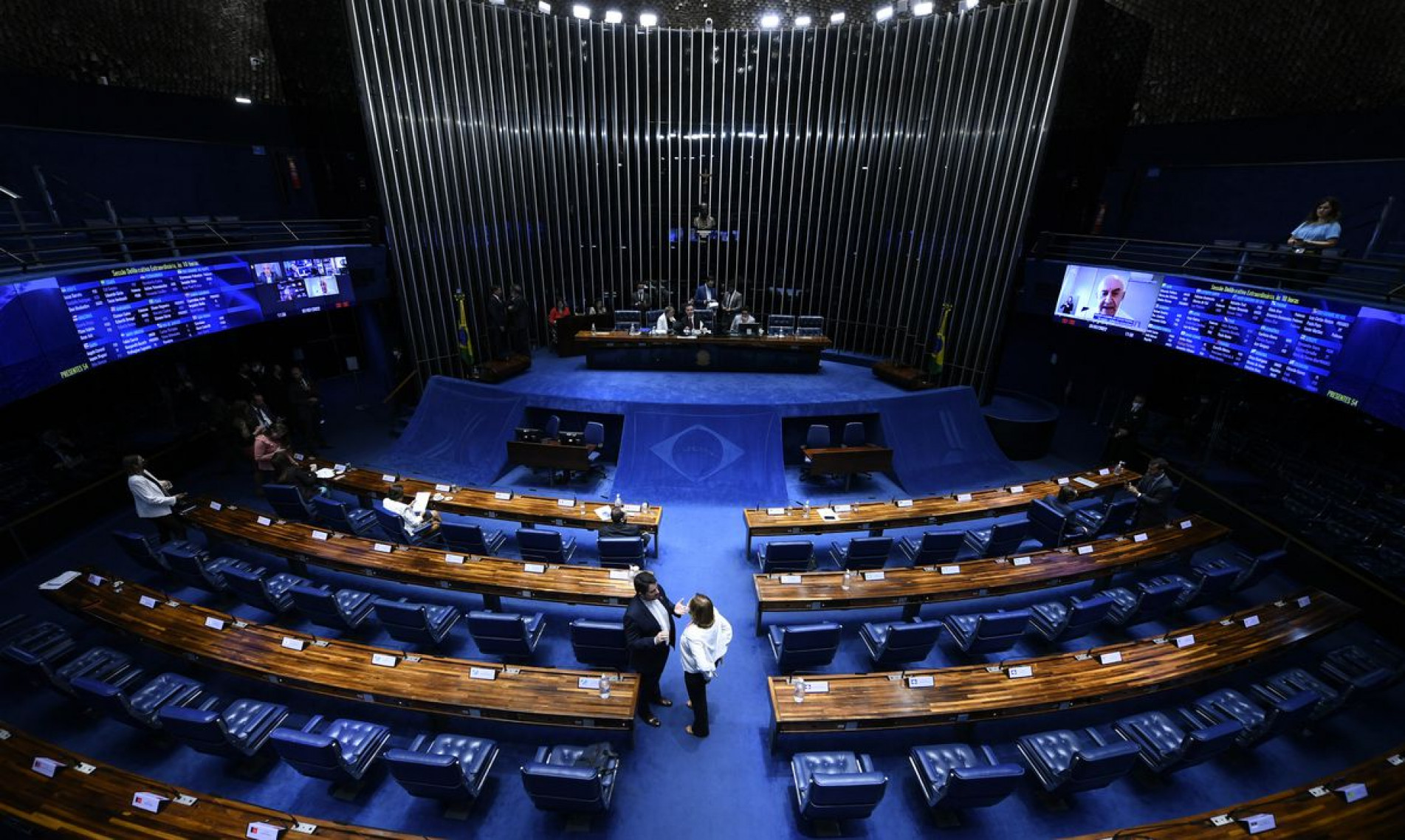  Plen..rio do Senado Federal durante sess..o deliberativa extraordin..ria semipresencial...Na ordem do dia, o PL 196/2020, que permite que cons..rcios p..blicos instituam fundos de custeio de programas, a....es e projetos de interesse p..blico. Tamb..m na pauta, o PL 1.884/2022, que prev.. a redefini....o dos limites do Parque Nacional da Serra dos ..rg..os, localizado no estado do Rio de Janeiro. . .Mesa: .senadora Margareth Buzetti (PP-MT);.presidente do Senado Federal, senador Rodrigo Pacheco (PSD-MG);.secret..rio-geral da Mesa do Senado Federal, Gustavo A. Sab..ia Vieira. ..No painel, senador Conf..cio Moura (MDB-RO) em pronunciamento via videoconfer..ncia...Bancada:.senador Marcos do Val (Podemos-ES);.senadora Zenaide Maia (Pros-RN)...Foto: Edilson Rodrigues/Ag..ncia Senado
    