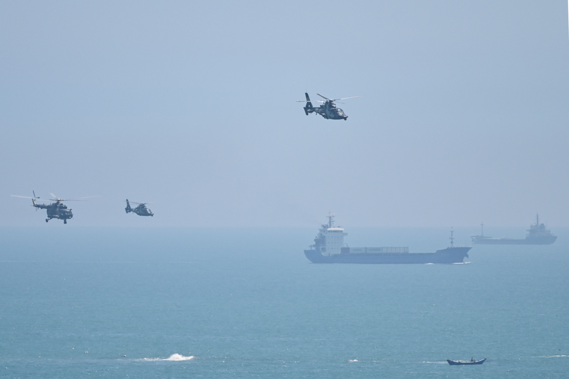 Helicópteros militares sobrevoam a ilha de Pingtan, ponto de Taiwan próximo à China continental